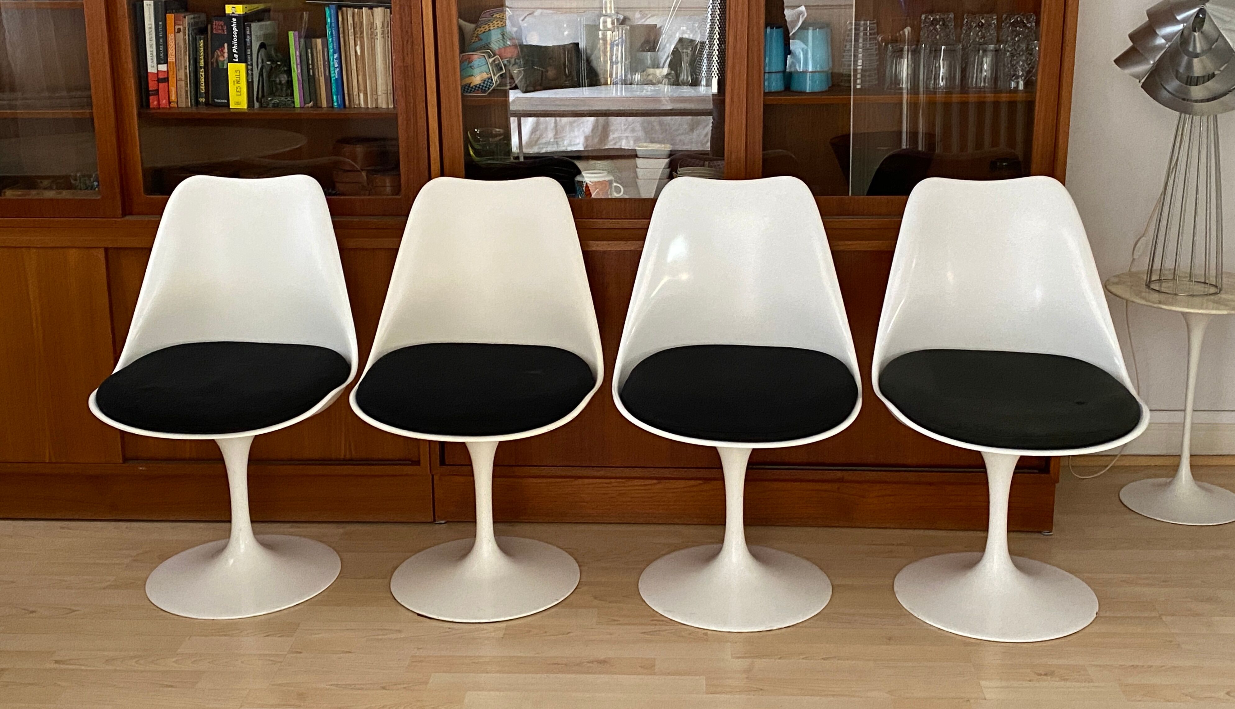 Tulip set round marble table and 4 swivel chairs by Eero Saarinen edited by Knoll
