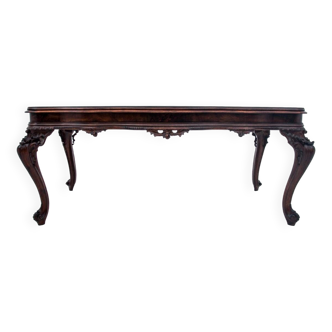 Table richement sculptée, Europe du Sud, première moitié du XXe siècle. Après rénovation.