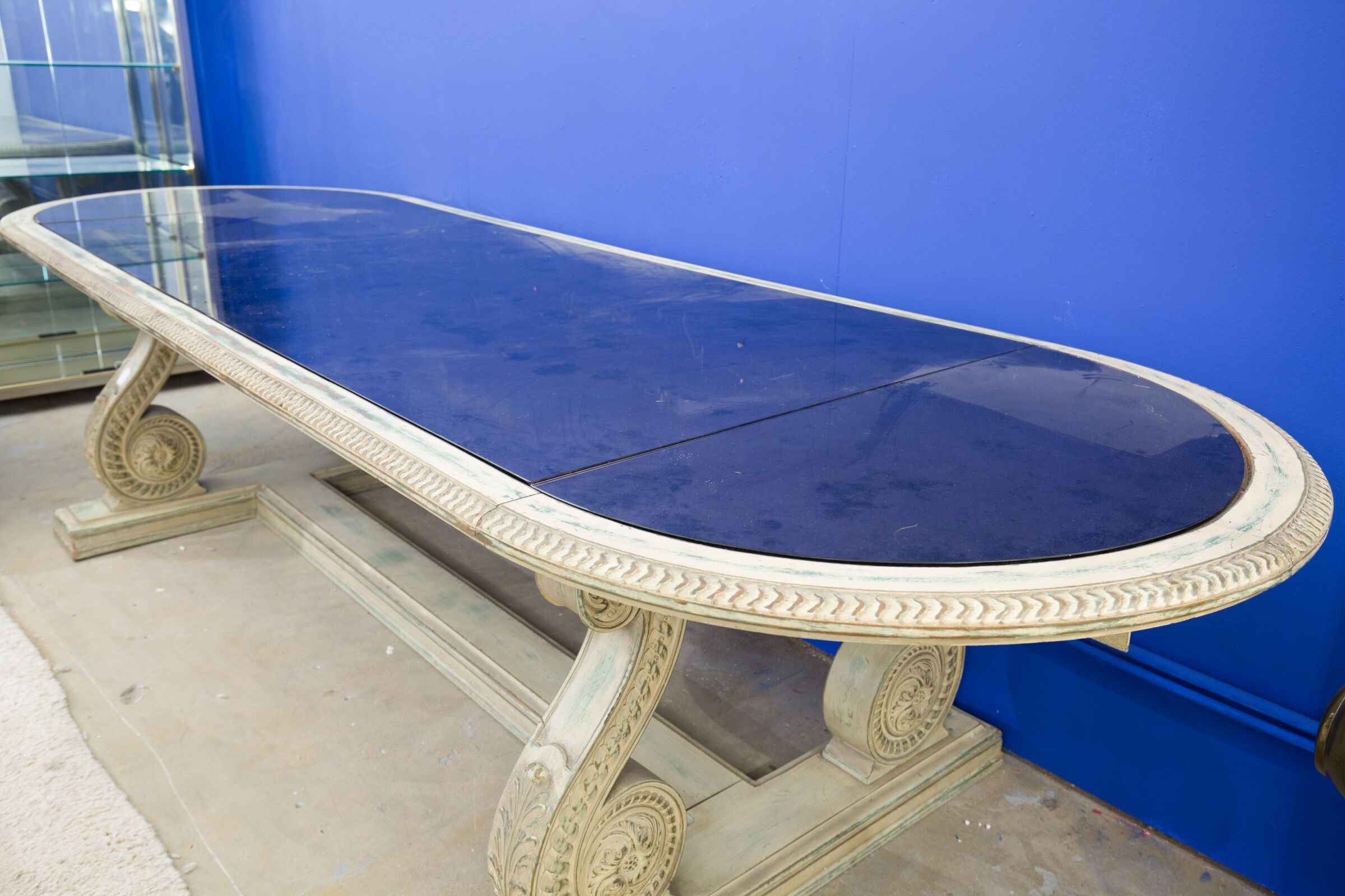 Table 40 years, surface mirroitante, structure in painted wood.