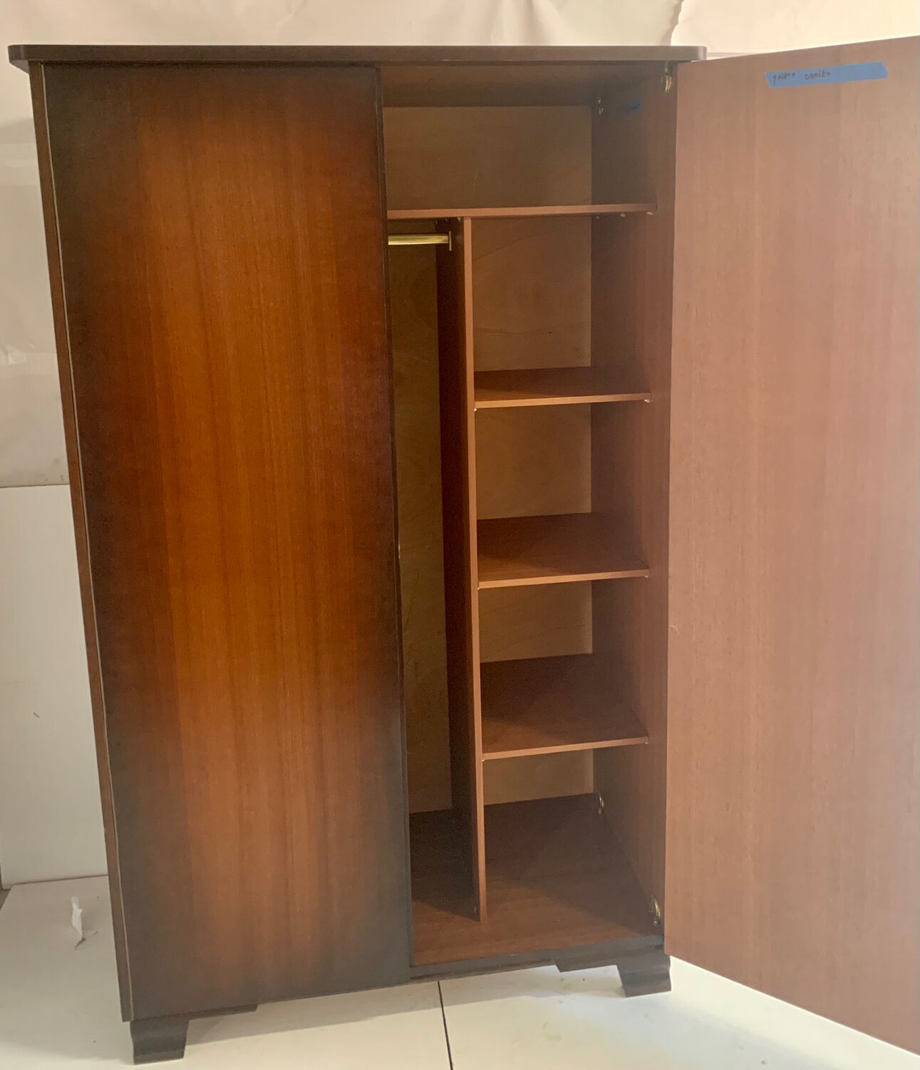 Armoire vintage pieds compas