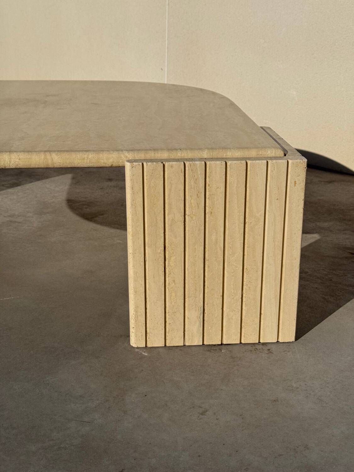Large designer coffee table in travertine, eye shape, Roche Bobois edition from the 80s