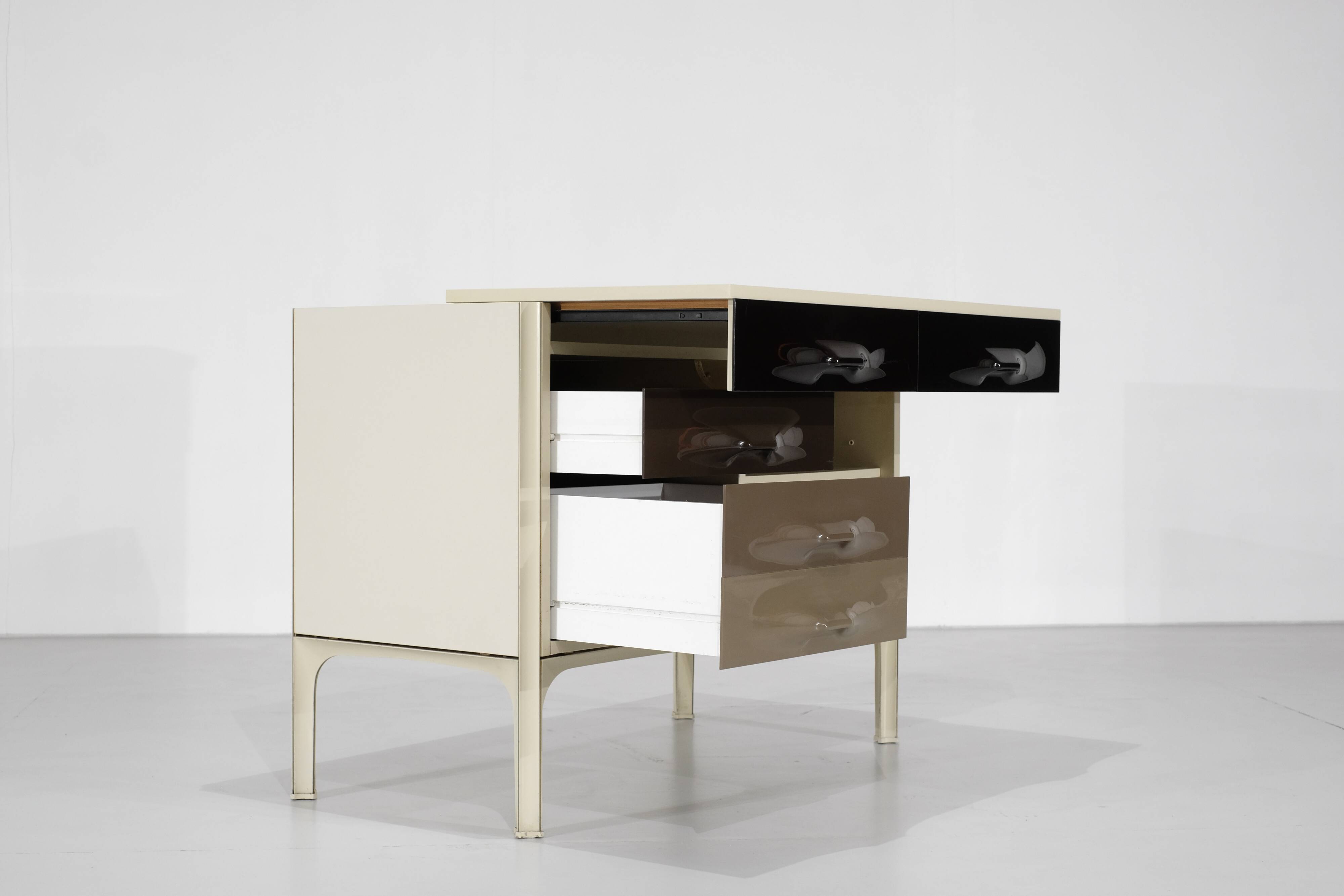 Desk "DF2000" designed by Raymond Loewy for Doubinsky Frères, France.