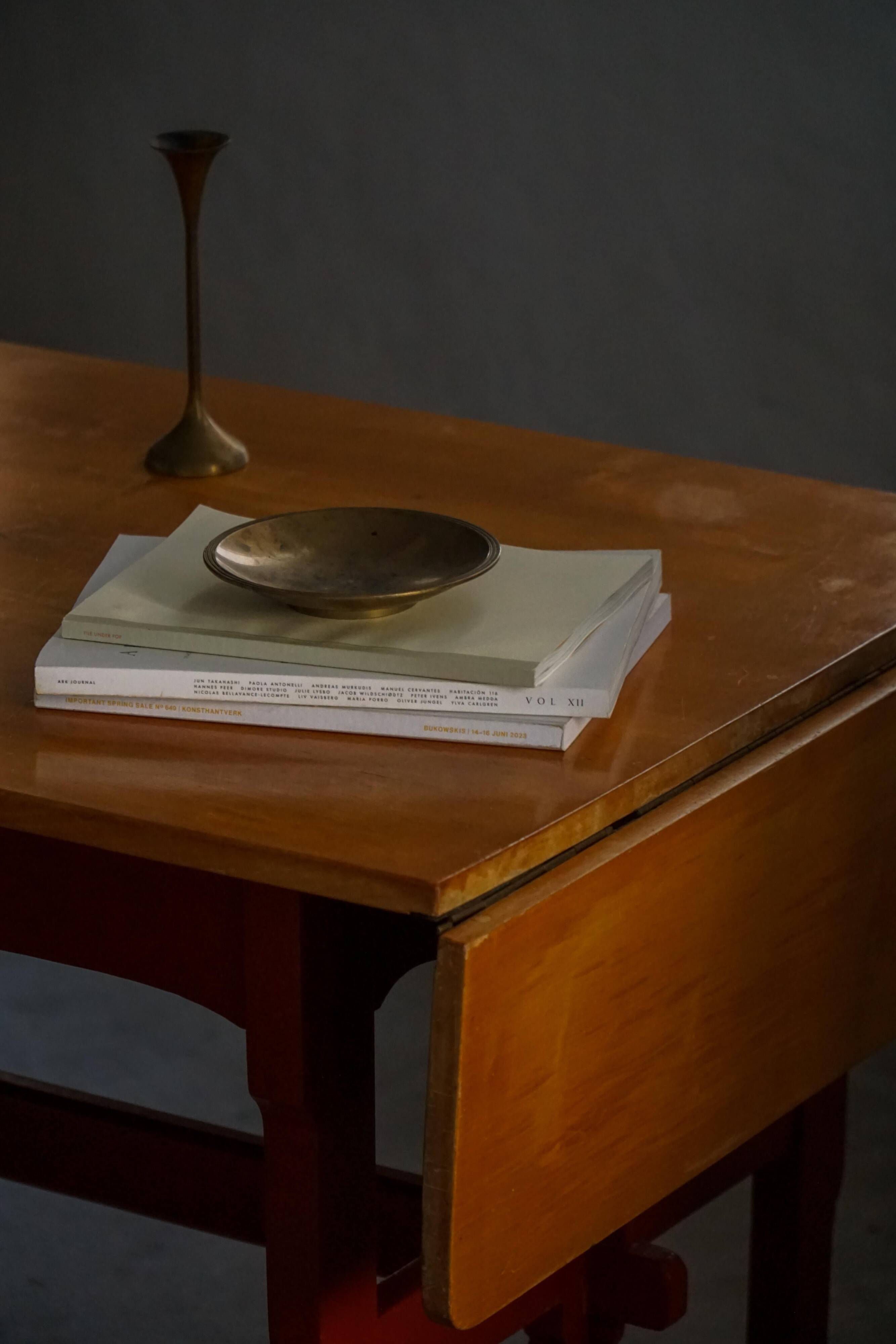 Scandinavian extendable table for writing or dining with a drawer, early 20th century.
