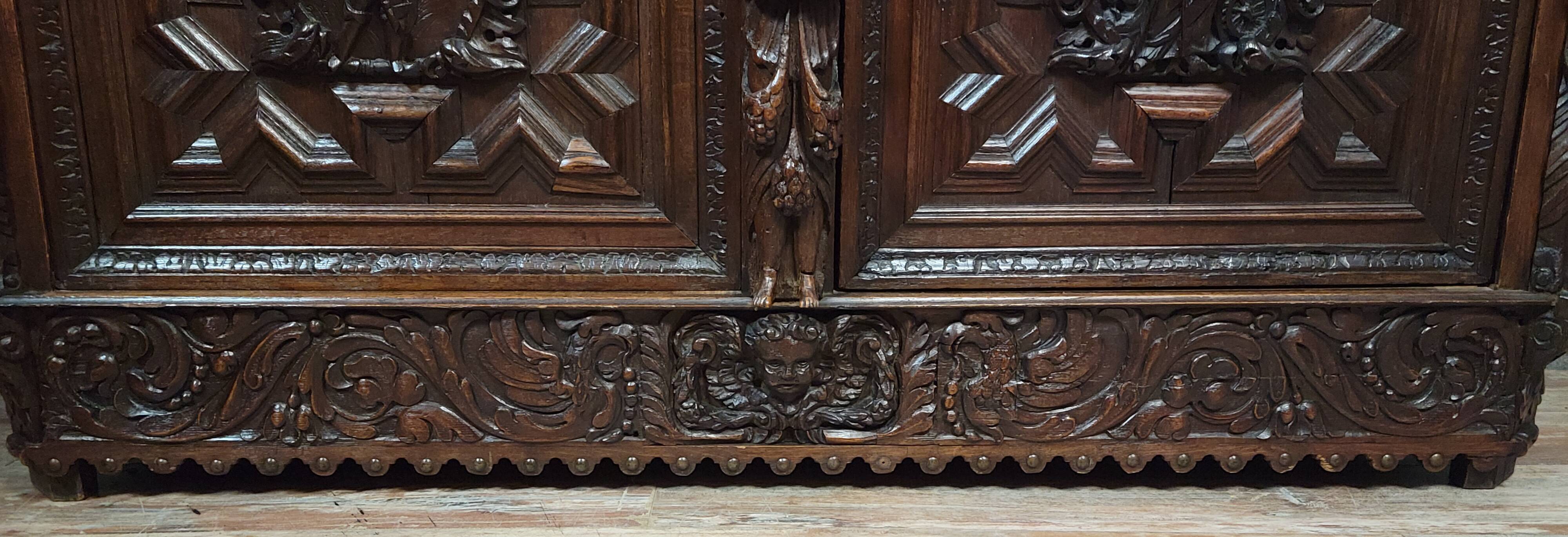 Buffet deux-corps style Renaissance Italienne en chene massif