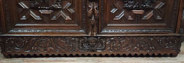 Buffet deux-corps style Renaissance Italienne en chene massif