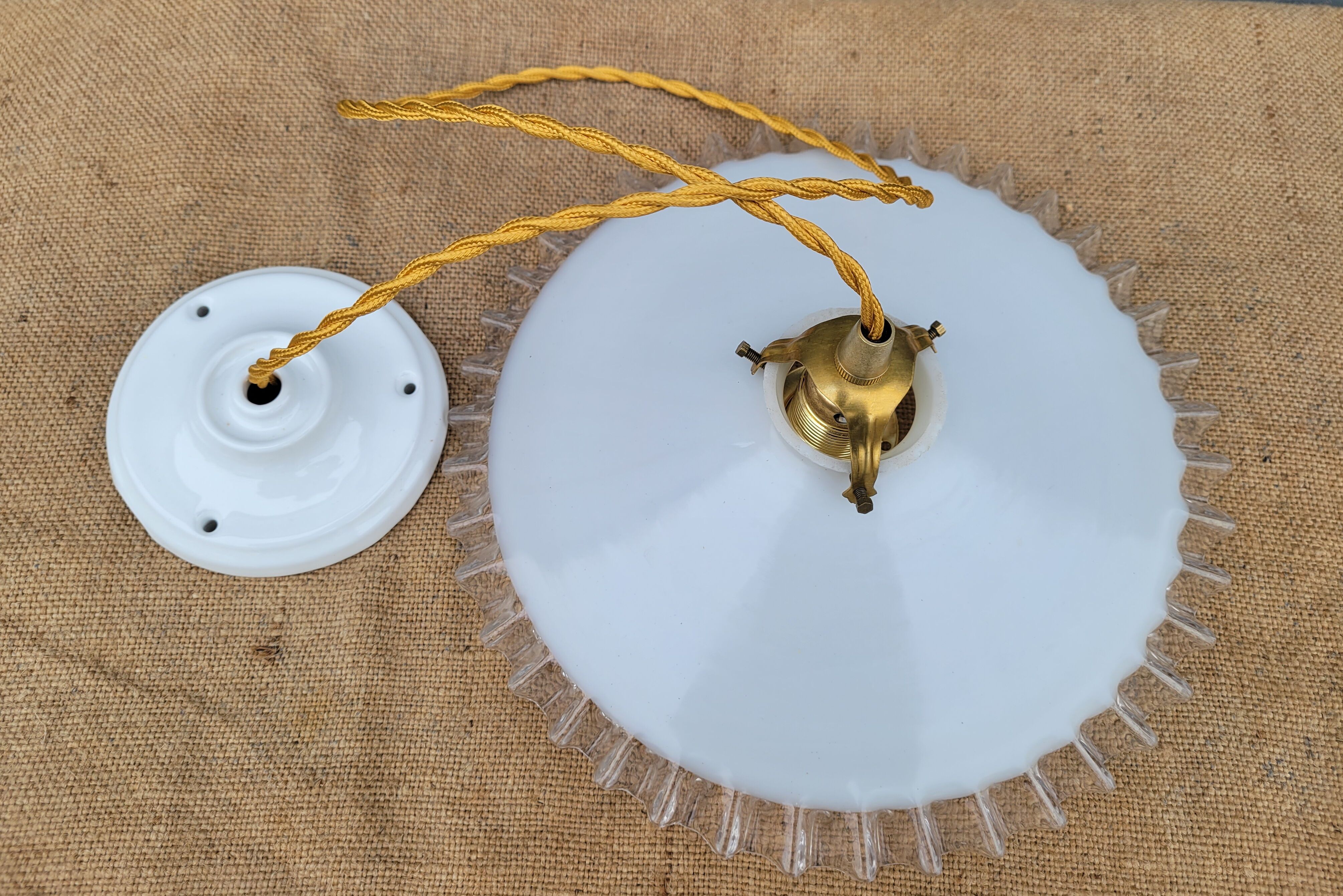 Serrated opaline suspension