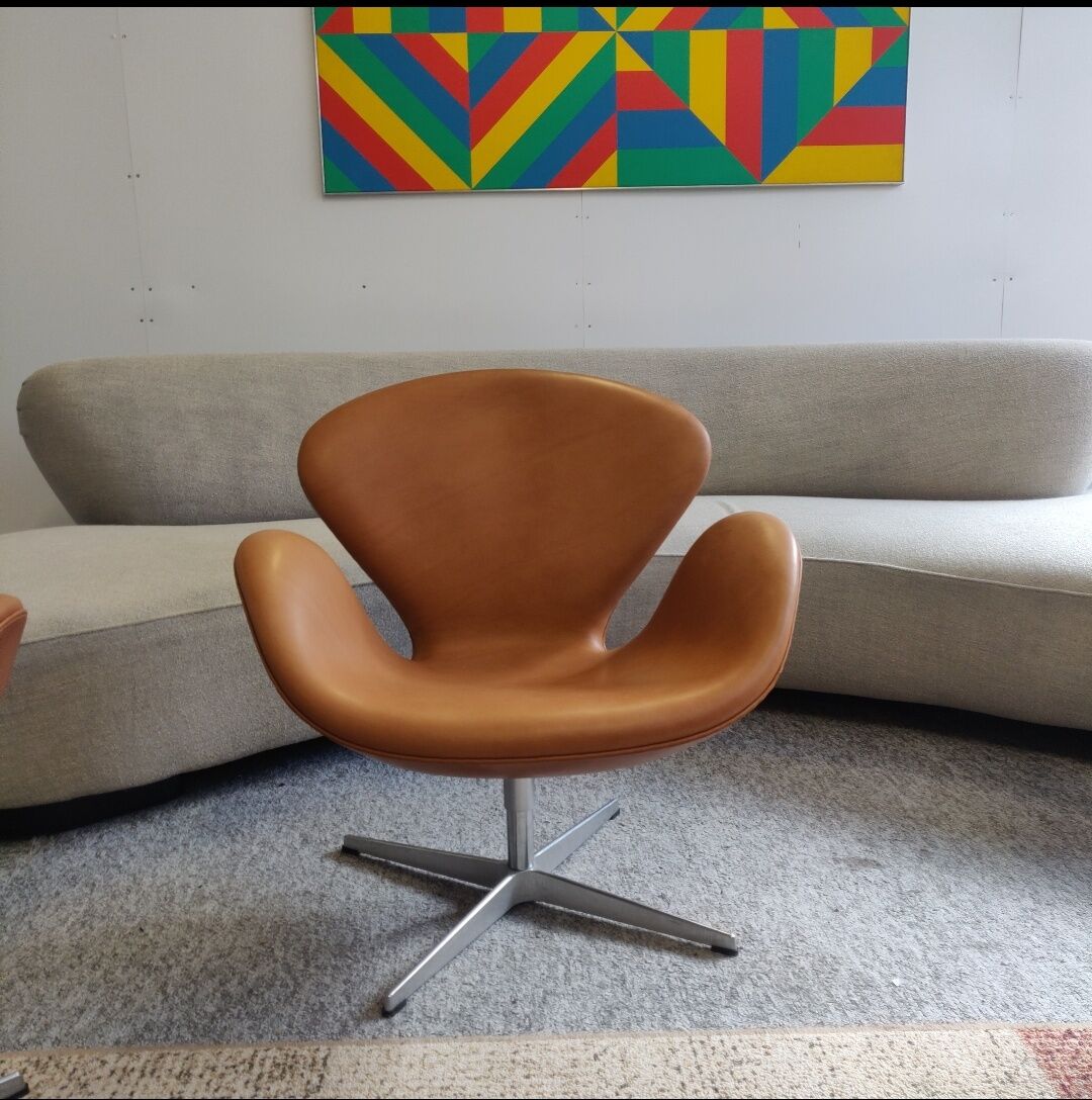 Pair Arne Jacobsen Swan chairs by Fritz Hansen