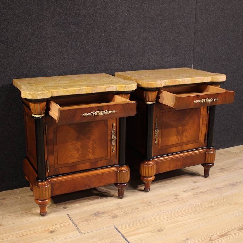 Paire de tables de chevet italiennes du 20e siècle avec plateau en marbre.