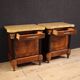 Paire de tables de chevet italiennes du 20e siècle avec plateau en marbre.