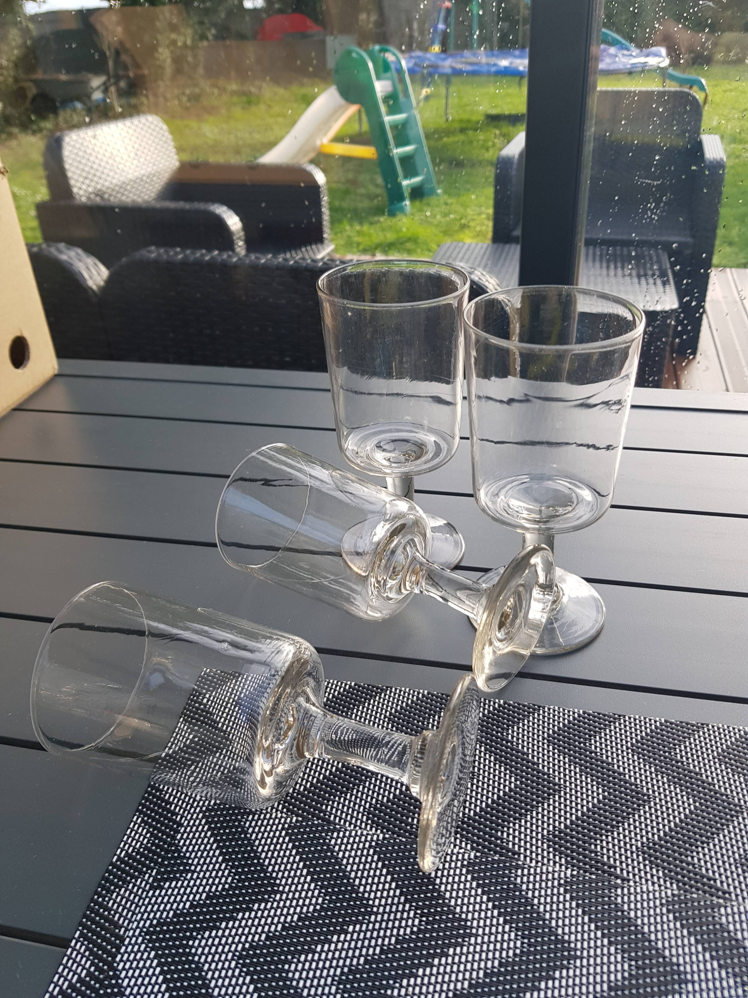 Set of 4 stemmed glasses