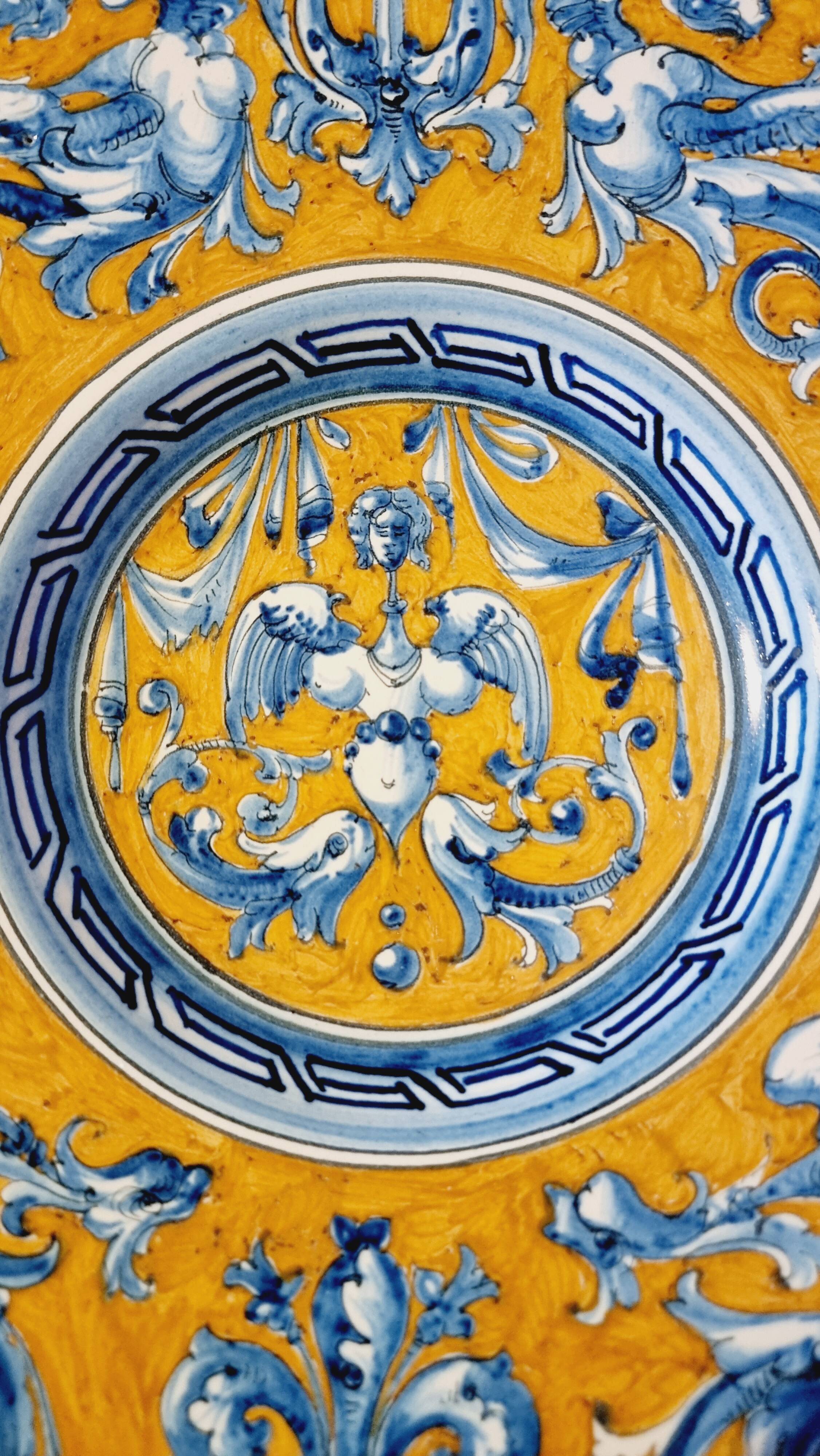 Large grotesque plate (Urbino/Castelli style), made in Italy, pei