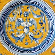 Large grotesque plate (Urbino/Castelli style), made in Italy, pei