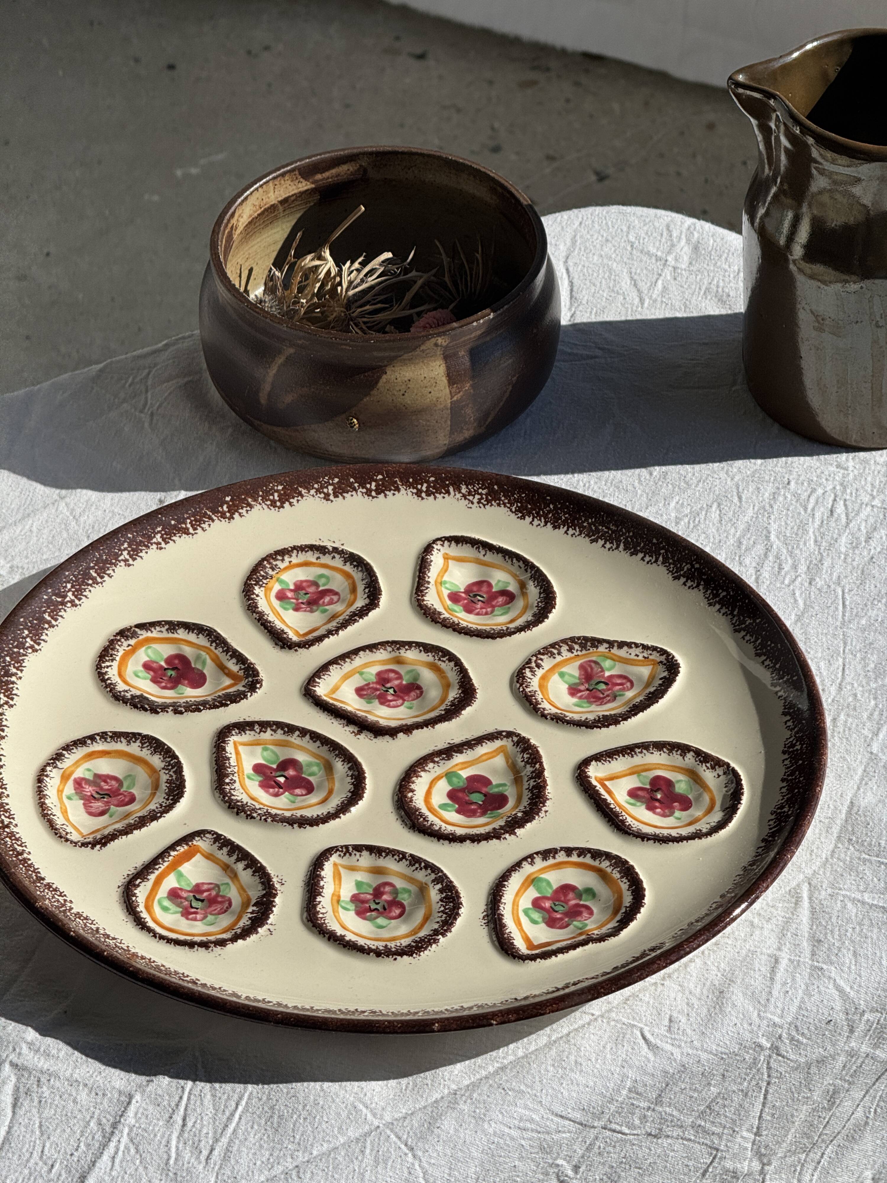 Large circular platter with compartments for shellfish, molluscs, and oysters.