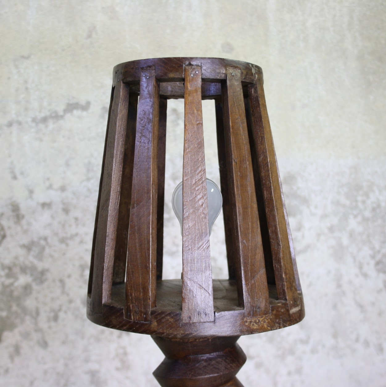 Press screw floor lamp