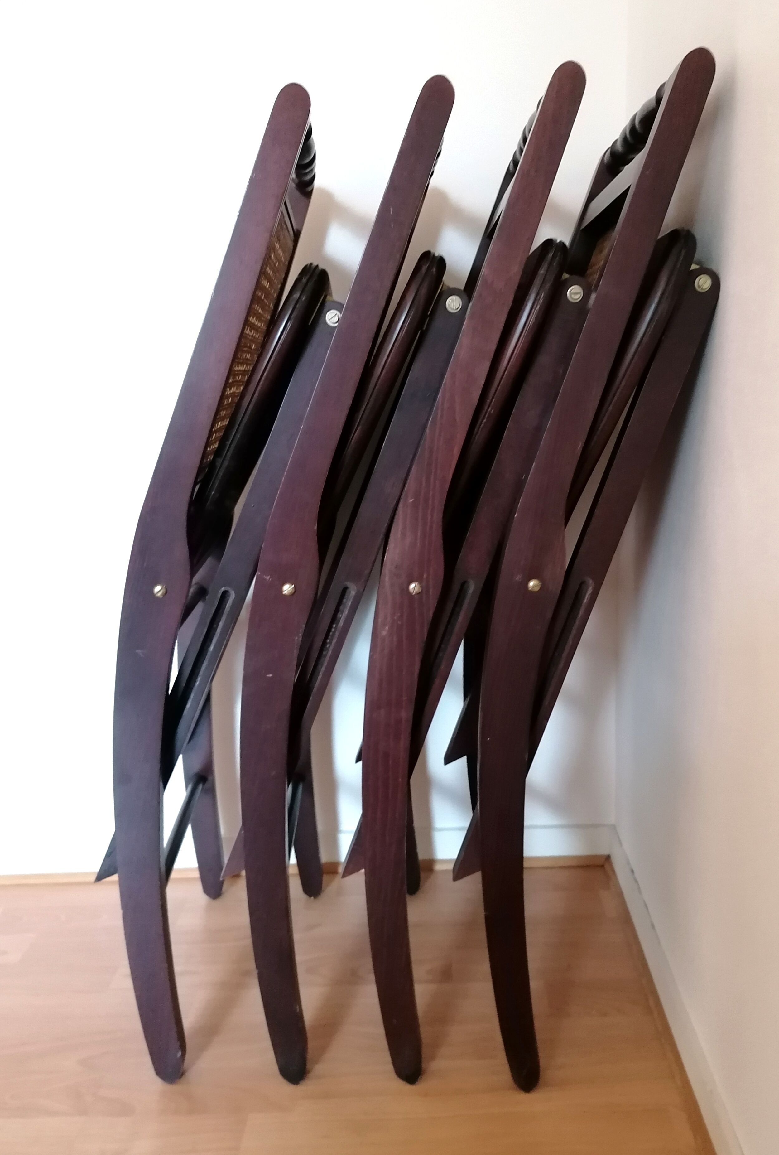 4 folding chairs canned