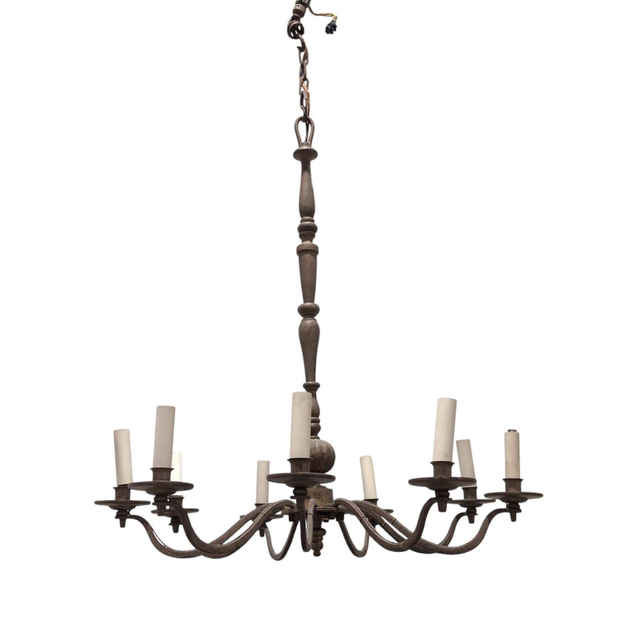 Vintage chandelier with 9 arms in gold metal – foliage decoration – Paris Baguès
