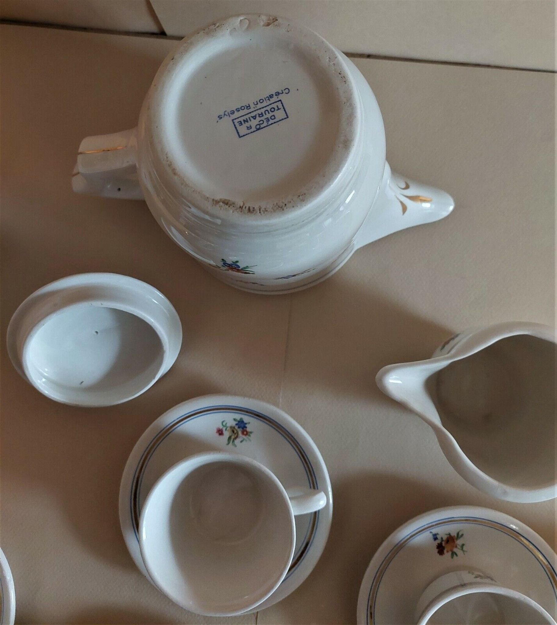 Service à café en faïence de Saint Amand décor Touraine huit tasses