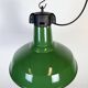 Lampe à suspension industrielle en émail vert, années 1960