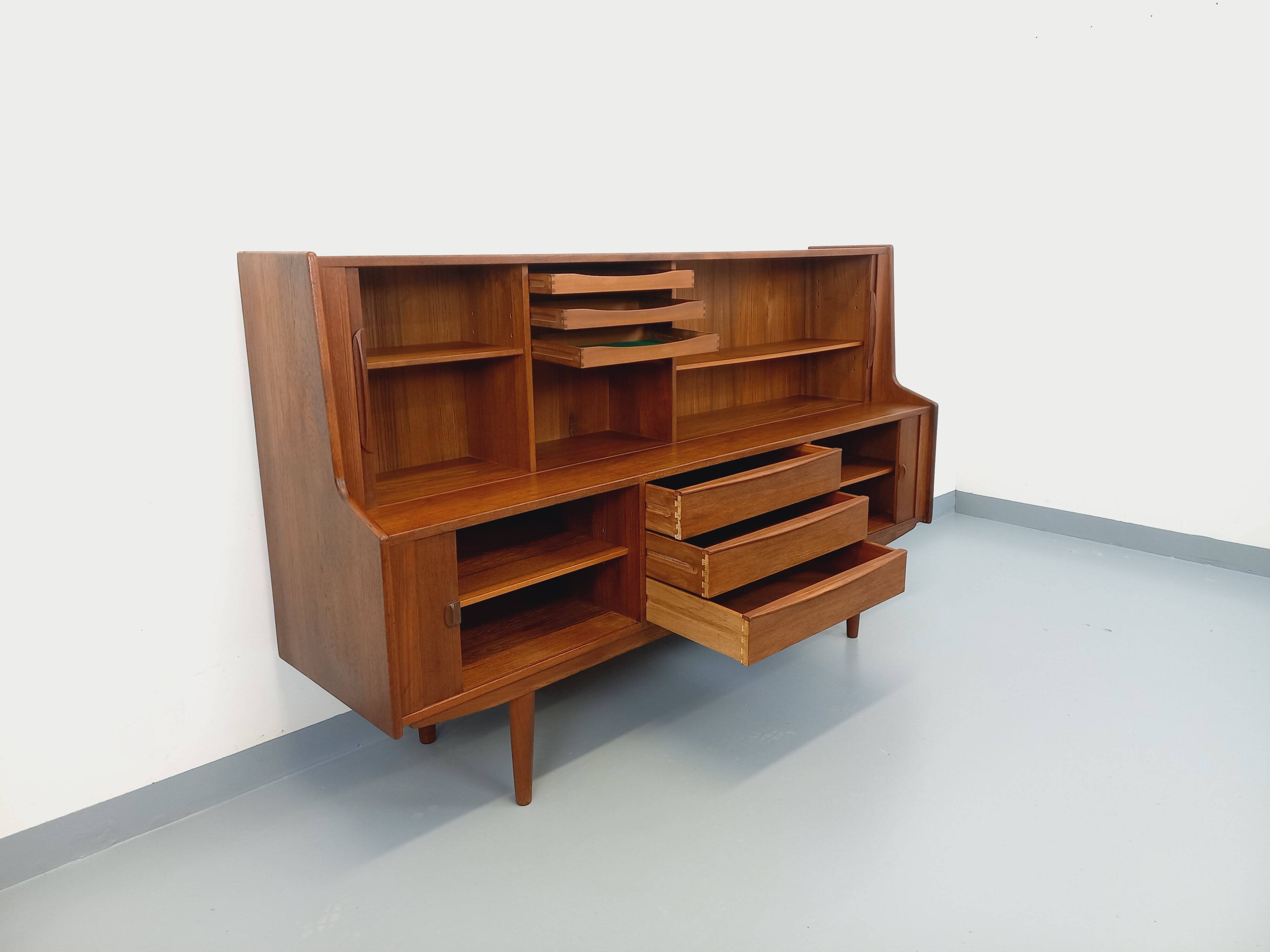 Enfilade mi-haute scandinave vintage Ib Kofod-Larsen pour Faarup en teck