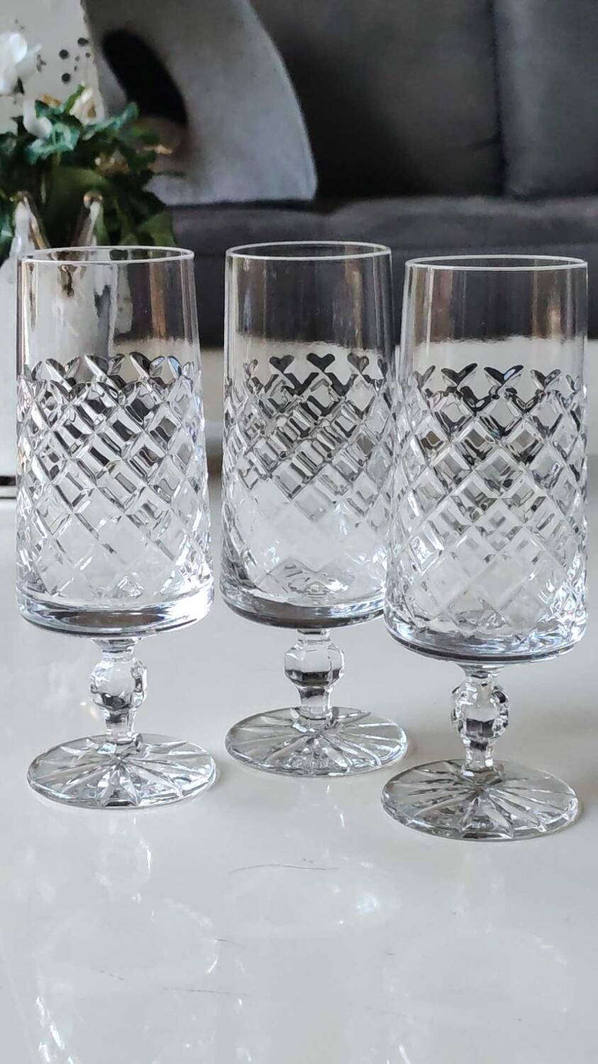 Set 6 champagne flutes, Lorraine crystal. Diamond/crosshair patterns. High 16 cm