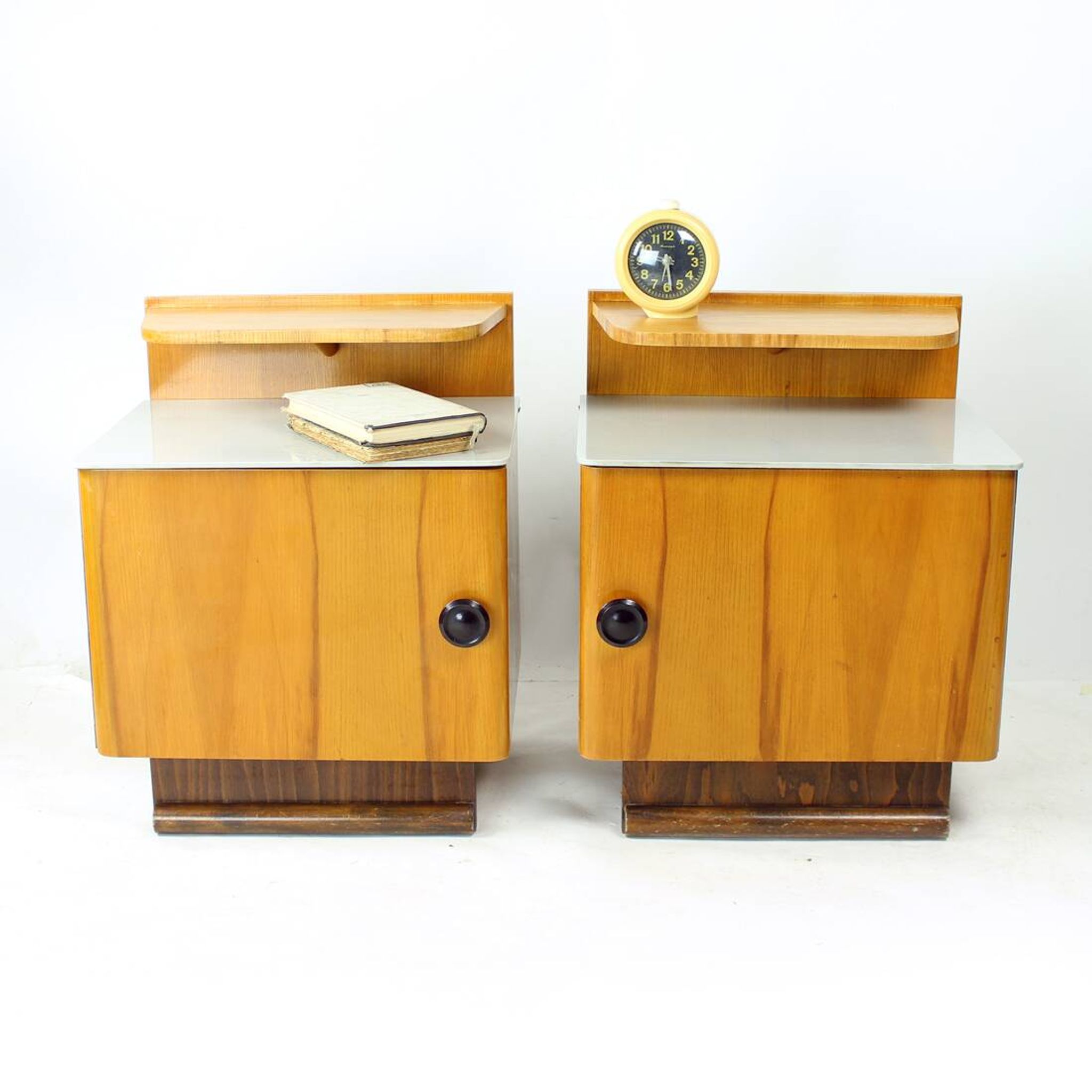 Ensemble de deux tables de chevet en bois et verre, Tchécoslovaquie 1950