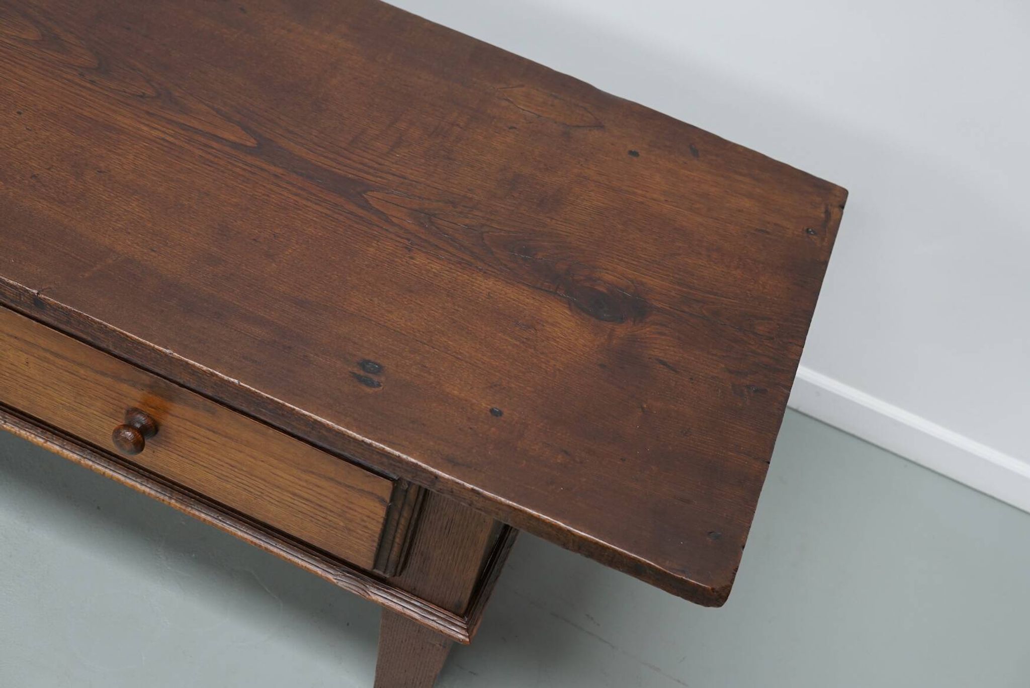 Table basse rustique en châtaignier de style campagnard espagnol du XIXe siècle