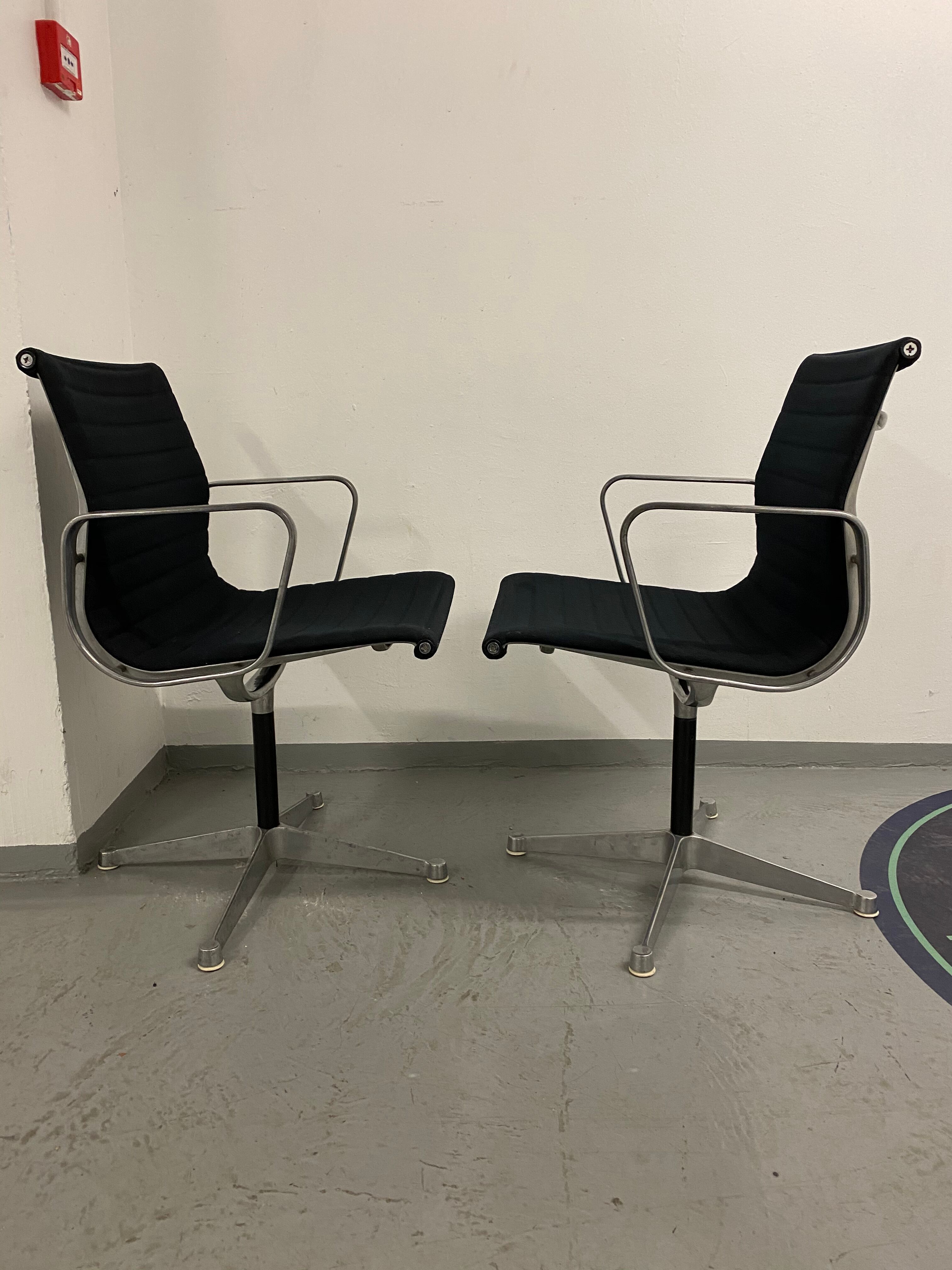 Fauteuil EA108 par Charles et Ray  Eames édition Herman Miller