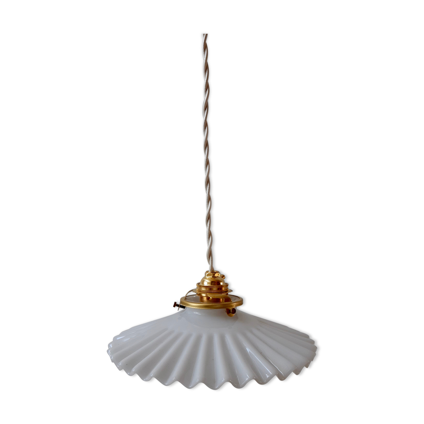 Suspension en opaline dentelée début XXe