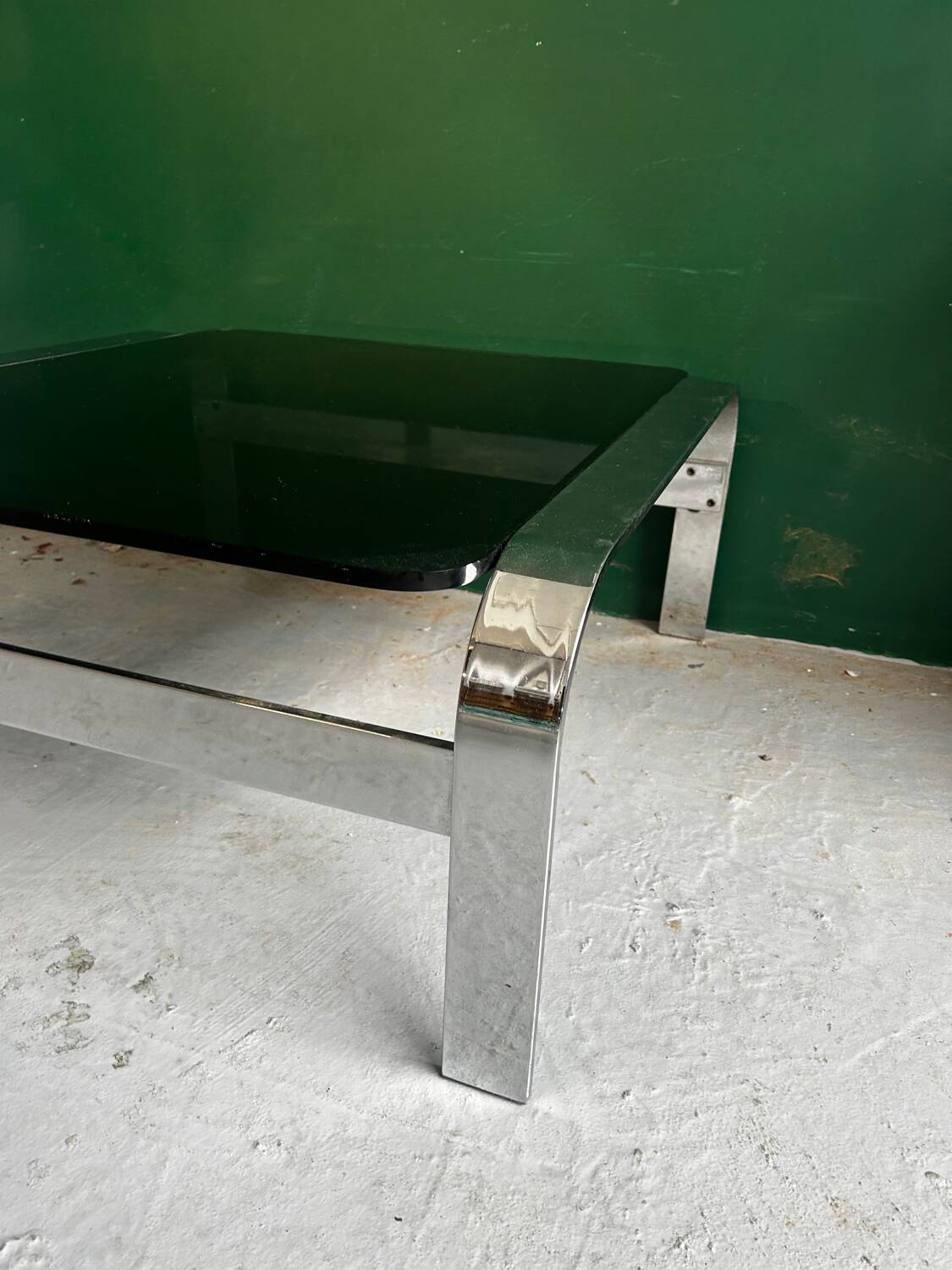 Table basse vintage en verre fumé et métal chromé – Design italien des anné