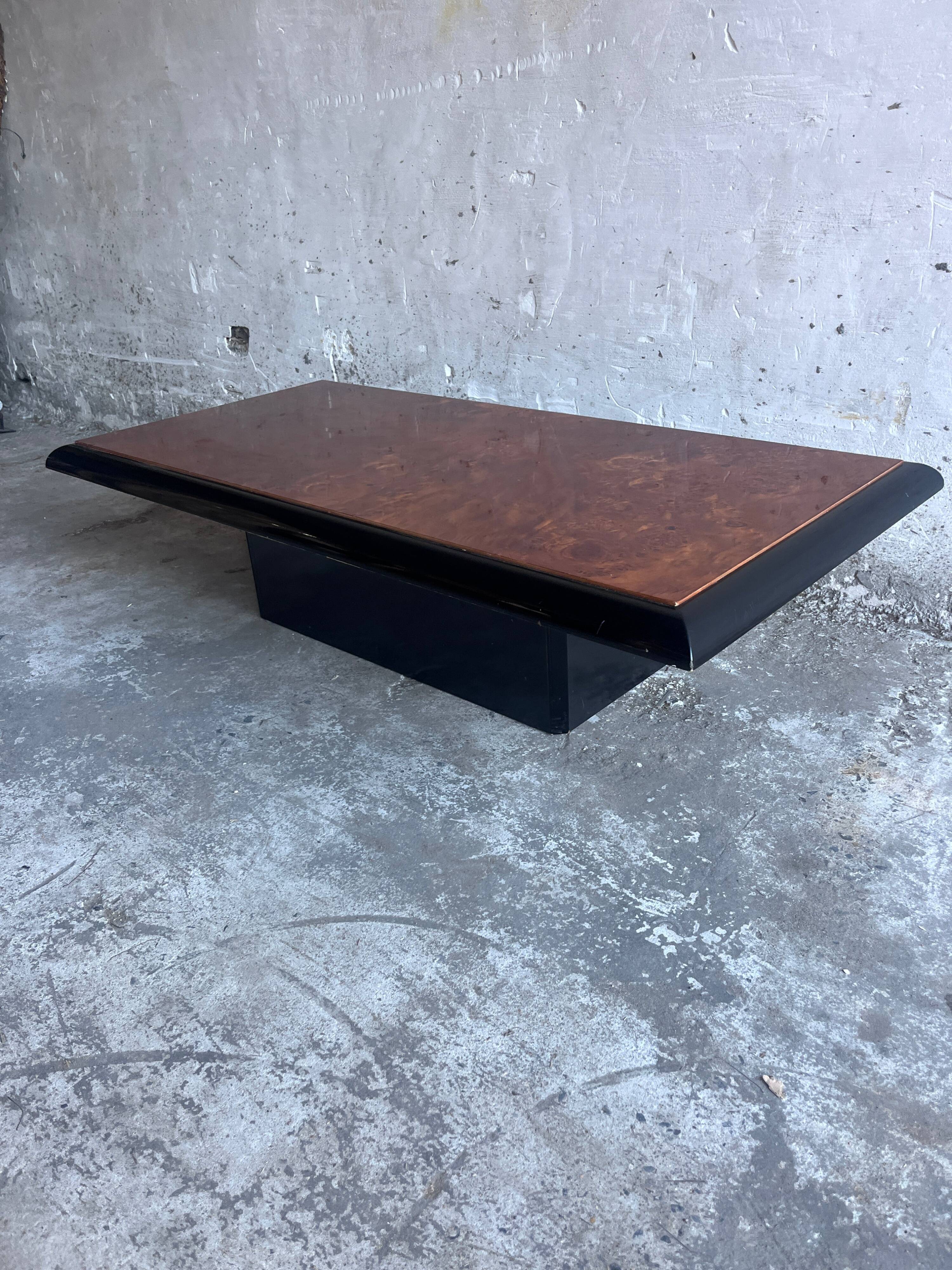 Vintage coffee table in wood burl on a black lacquered base.