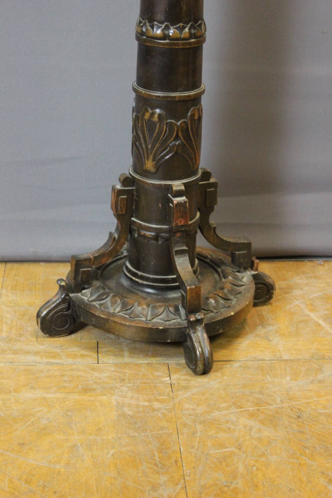 Presentation column with a carved Sphinx decoration from around 1900.