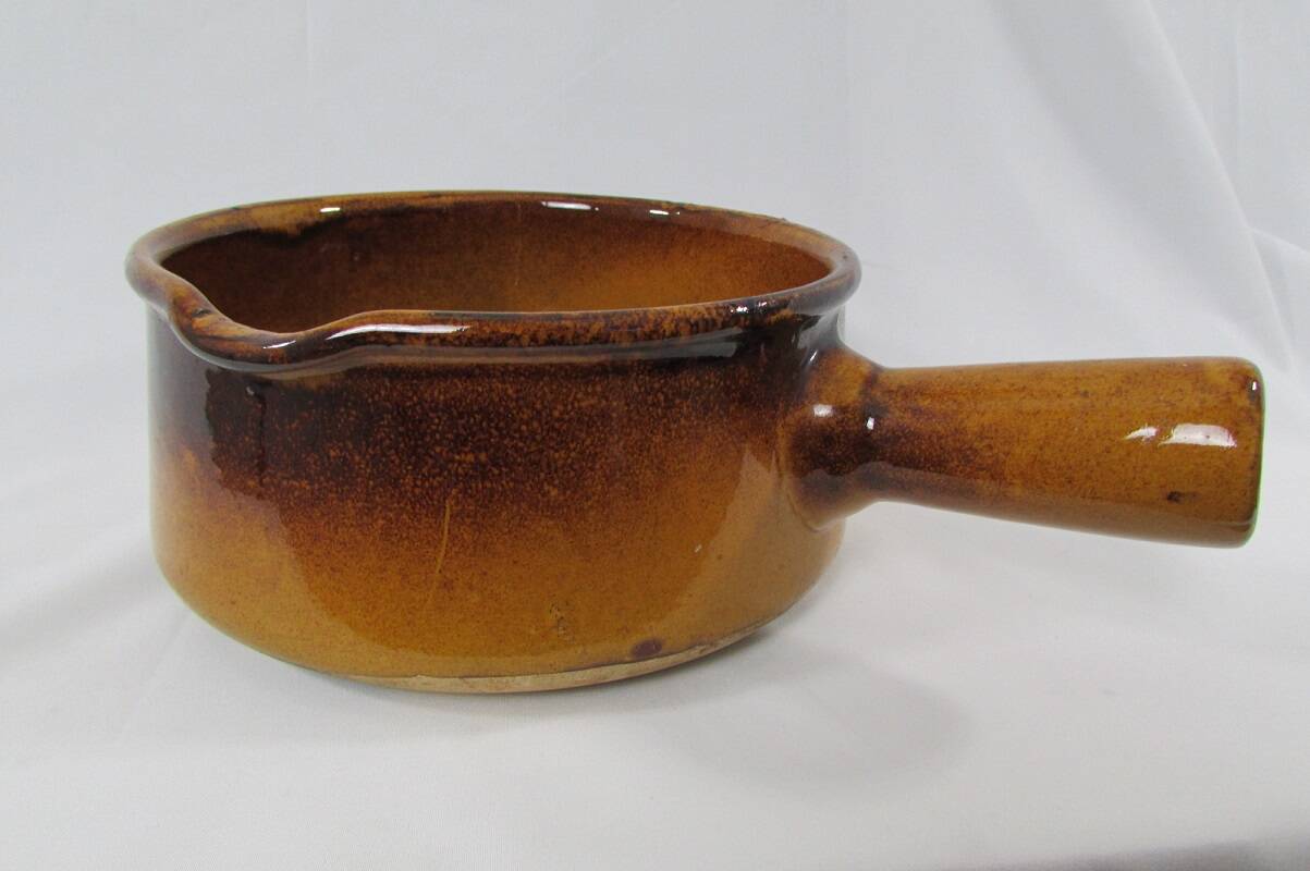 Enamelled terracotta pan
