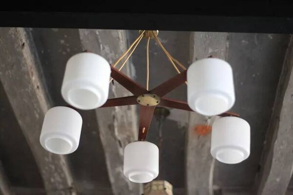 Suspension en teck et opaline, lampe de plafond scandinave, suspension bois 5 feux vintage, déco