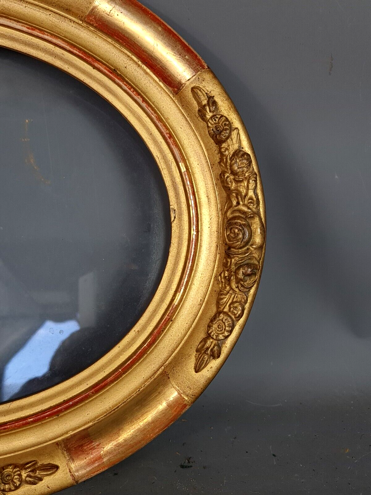Oval frame nineteenth century gilded stucco wood and glass 36x31 foliage 28x23 cm