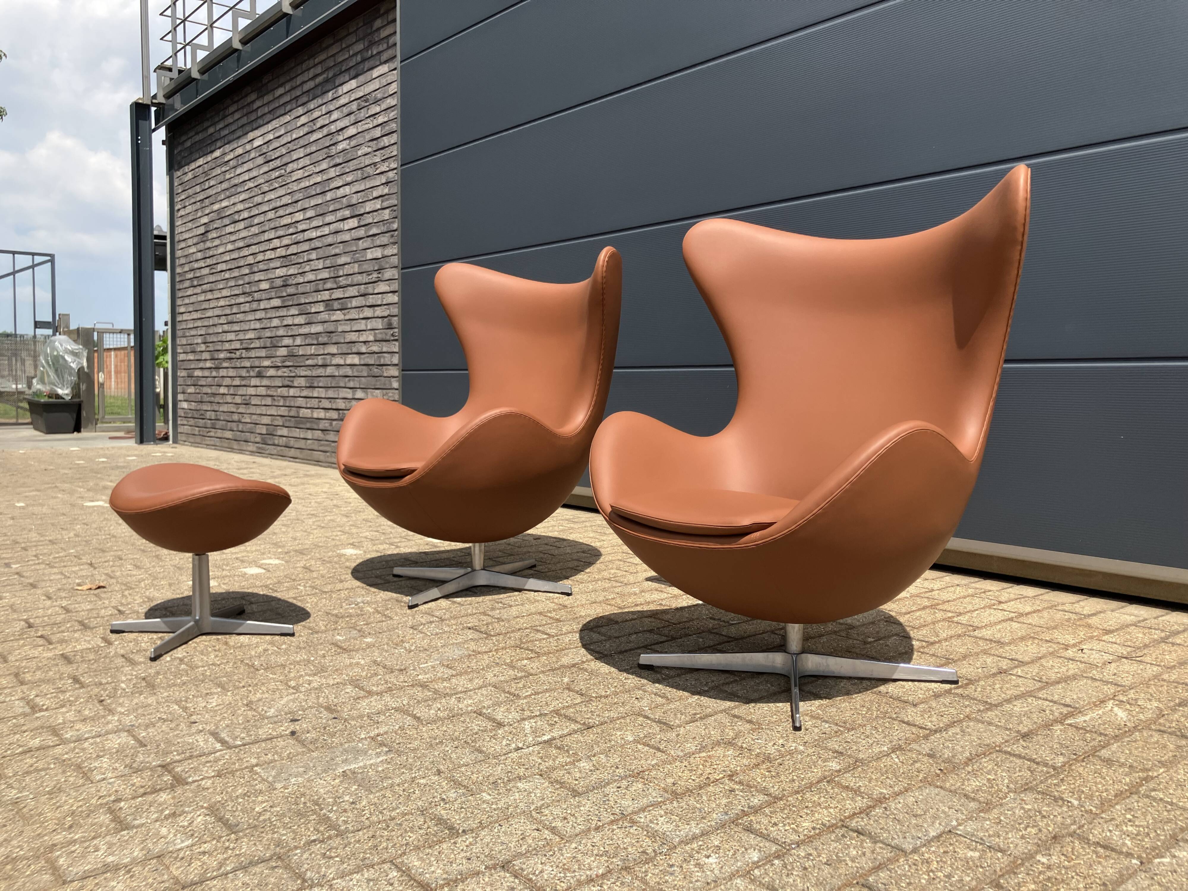 2x Fritz Hansen Egg Chair +1x Ottoman in Cognac leather NIEUW!!