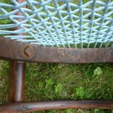 Chaise avec assise tressée de fil bleu