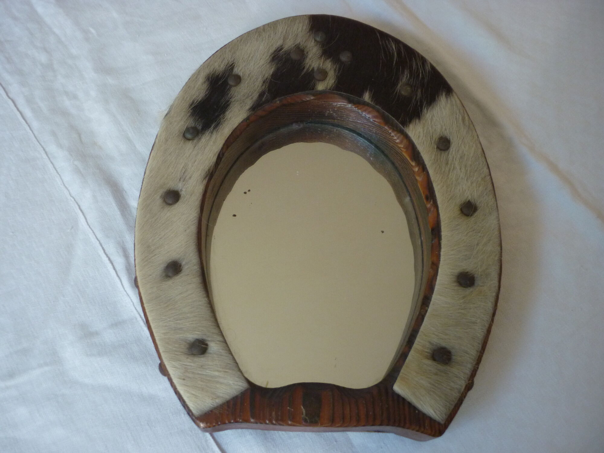 Vintage mirror wood and fur in the shape of horseshoe 25x33cm
