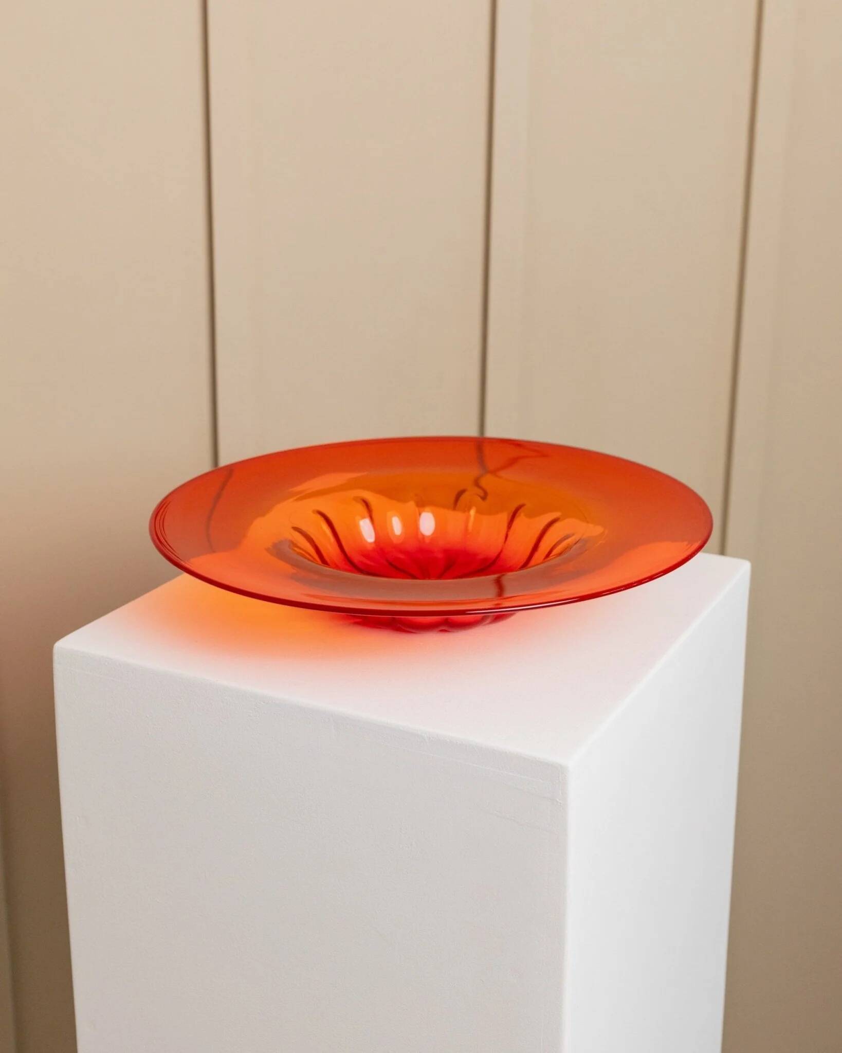 Bol en verre de Murano XL, années 1920, rouge vif avec médaillon central strié, verre décoratif.