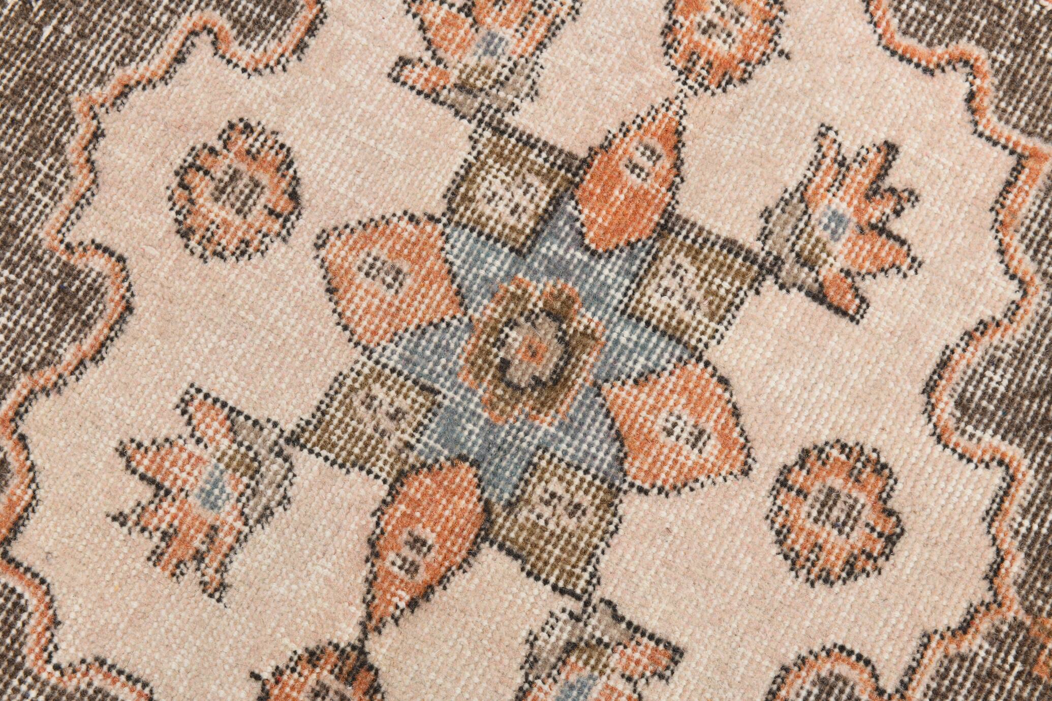 Tapis vintage orange et beige à médaillon central patiné, 157x299 Cm