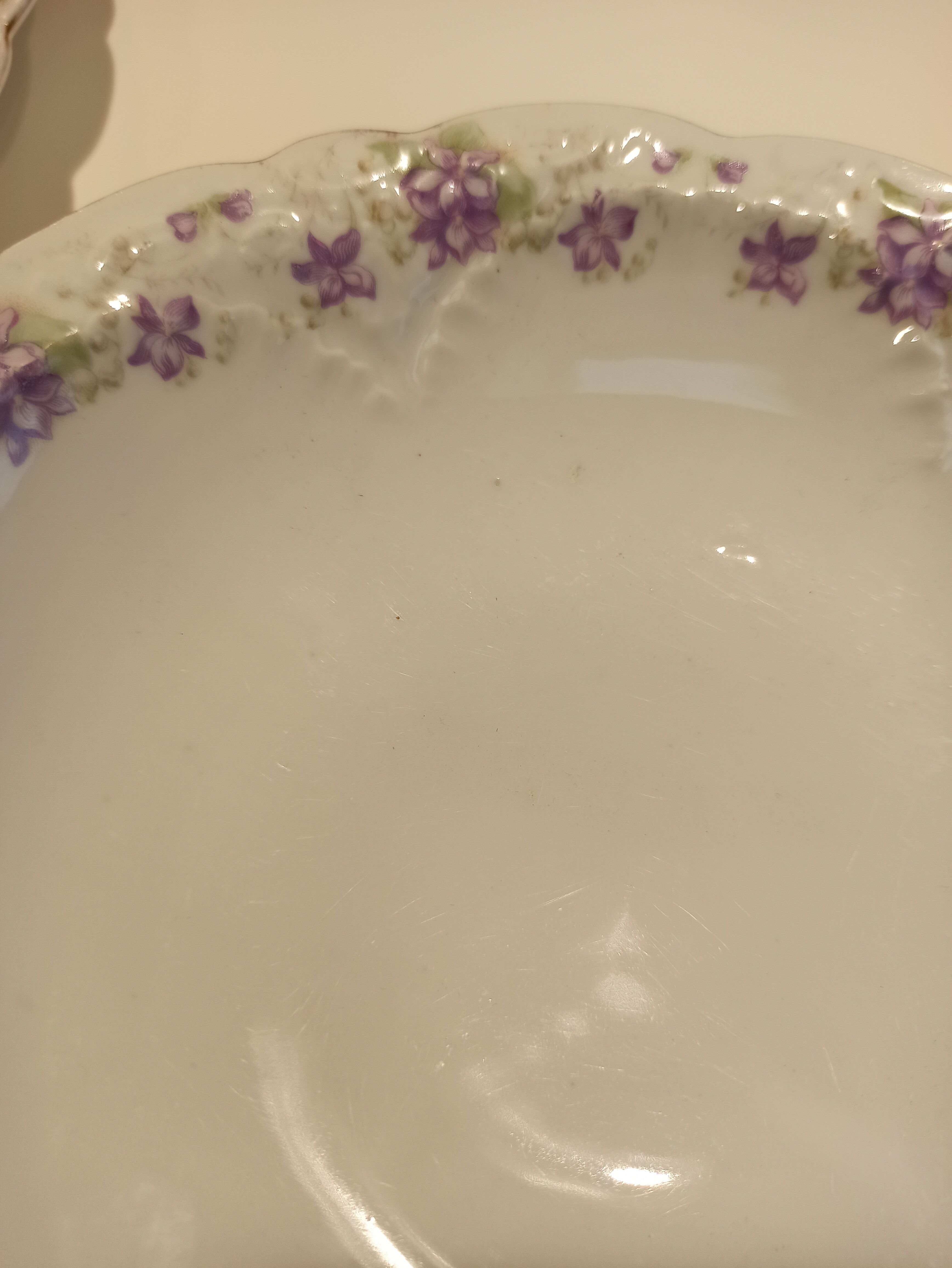 Table service 31 pieces in porcelain. Floral polychrome pattern