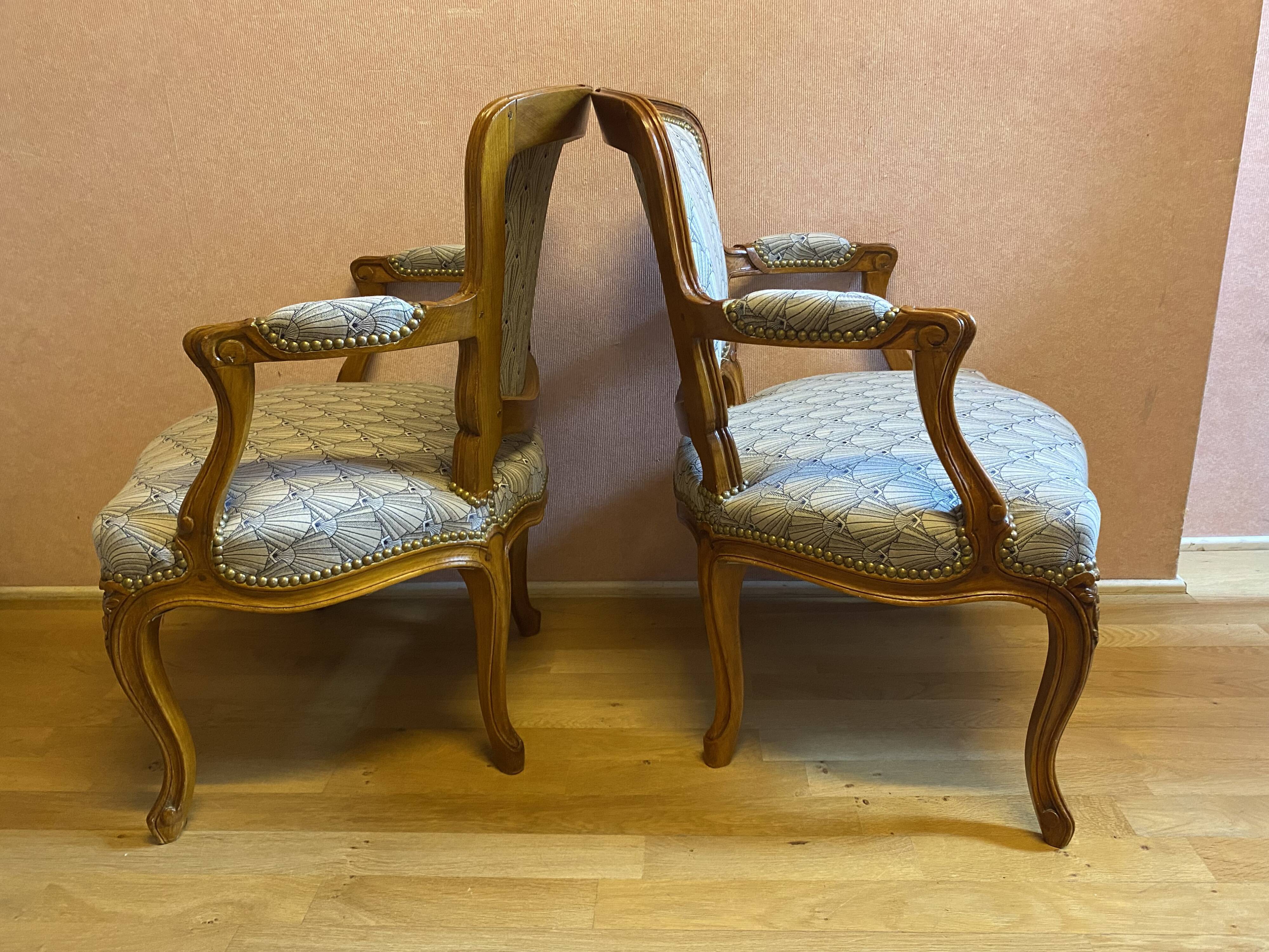 Paire de fauteuils de style Louis XV tissu moderne