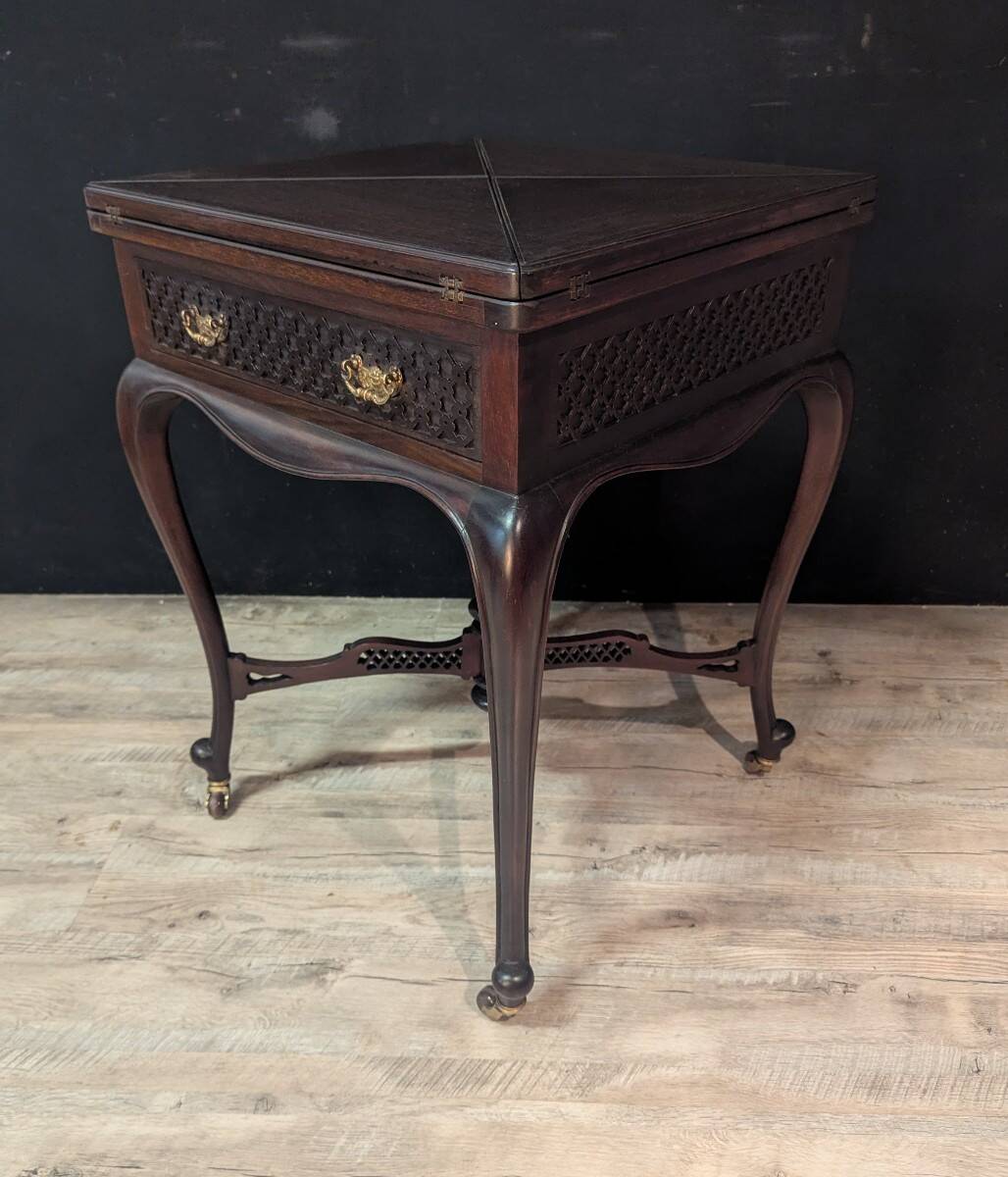 Game table known as "mouchoir" in mahogany, Louis XV style with decorative inspiration.