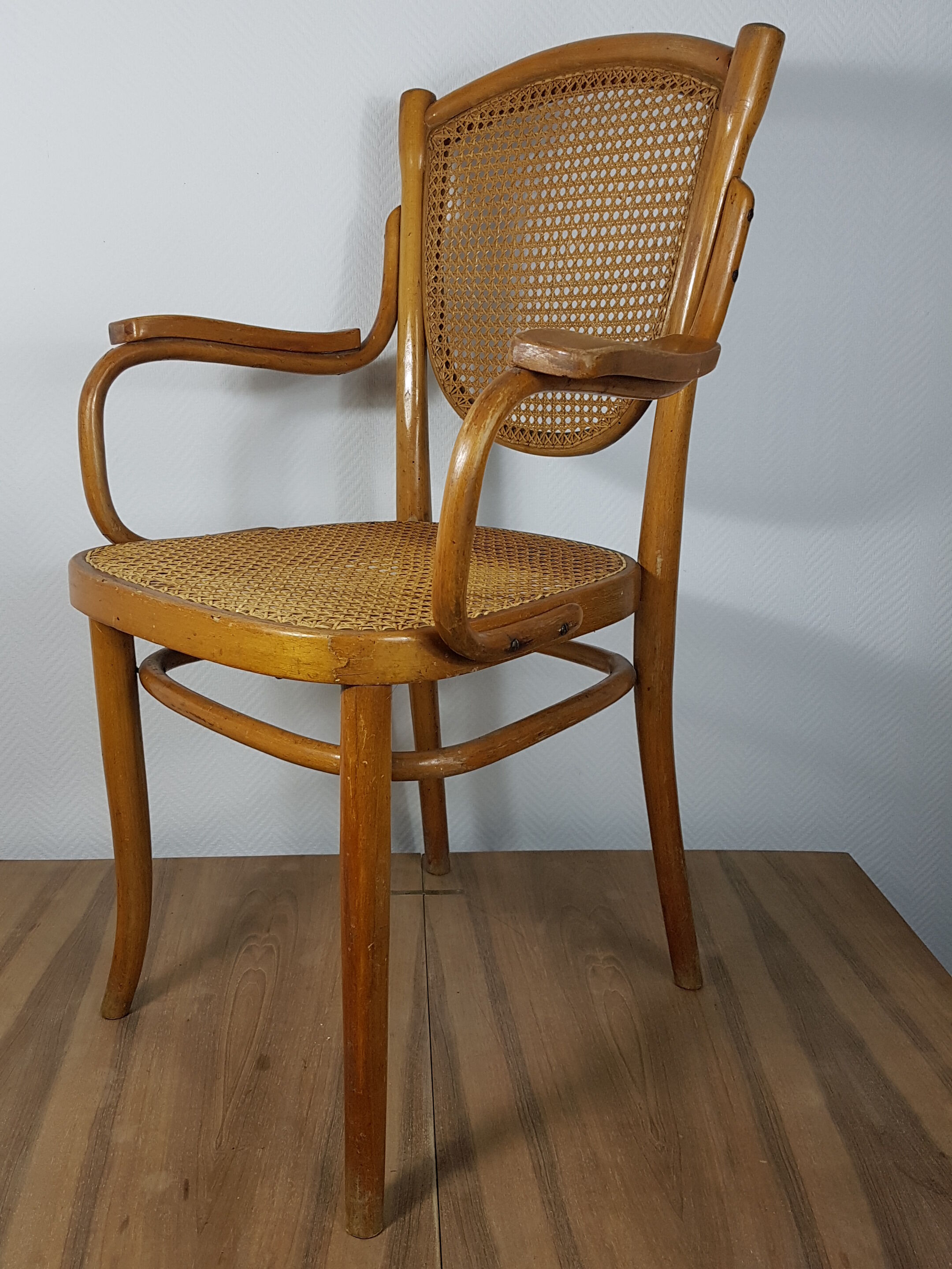 Fauteuil assise et dossier en cannage étiquette de Thonet ref sl02