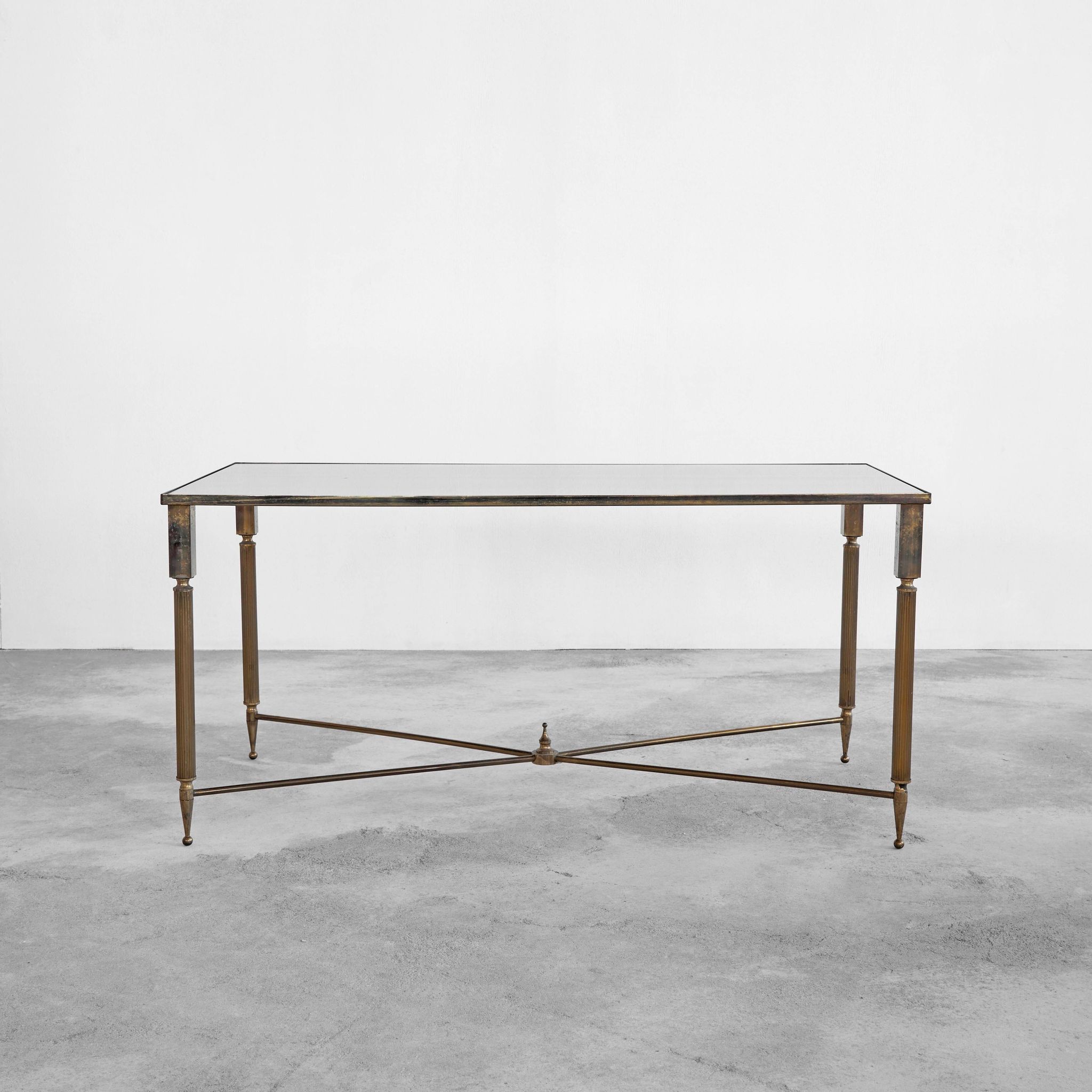 Table basse en laiton patiné et verre Maison Charles années 1960