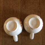 2 tasses anciennes en faïence, motifs fleurs rouges