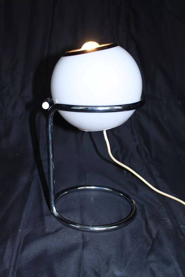 Vintage eye ball lamp in opaline, Italy, 1970.