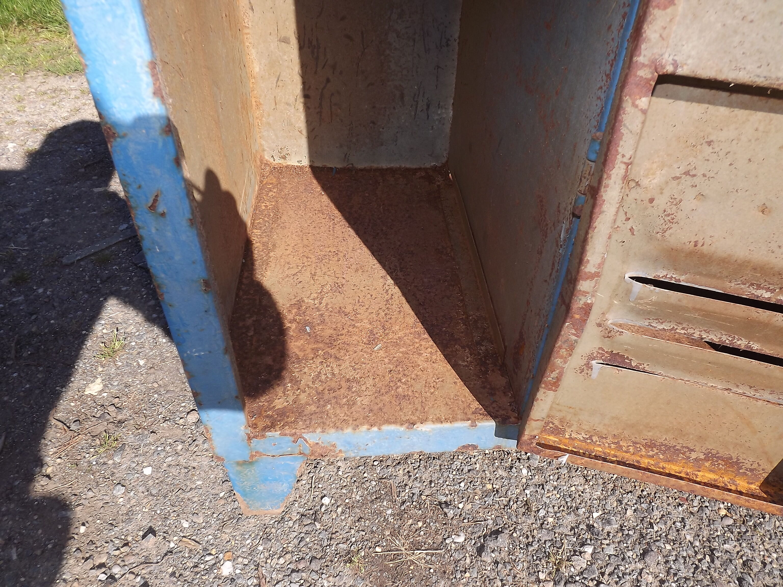 Industrial iron dressing cabinet