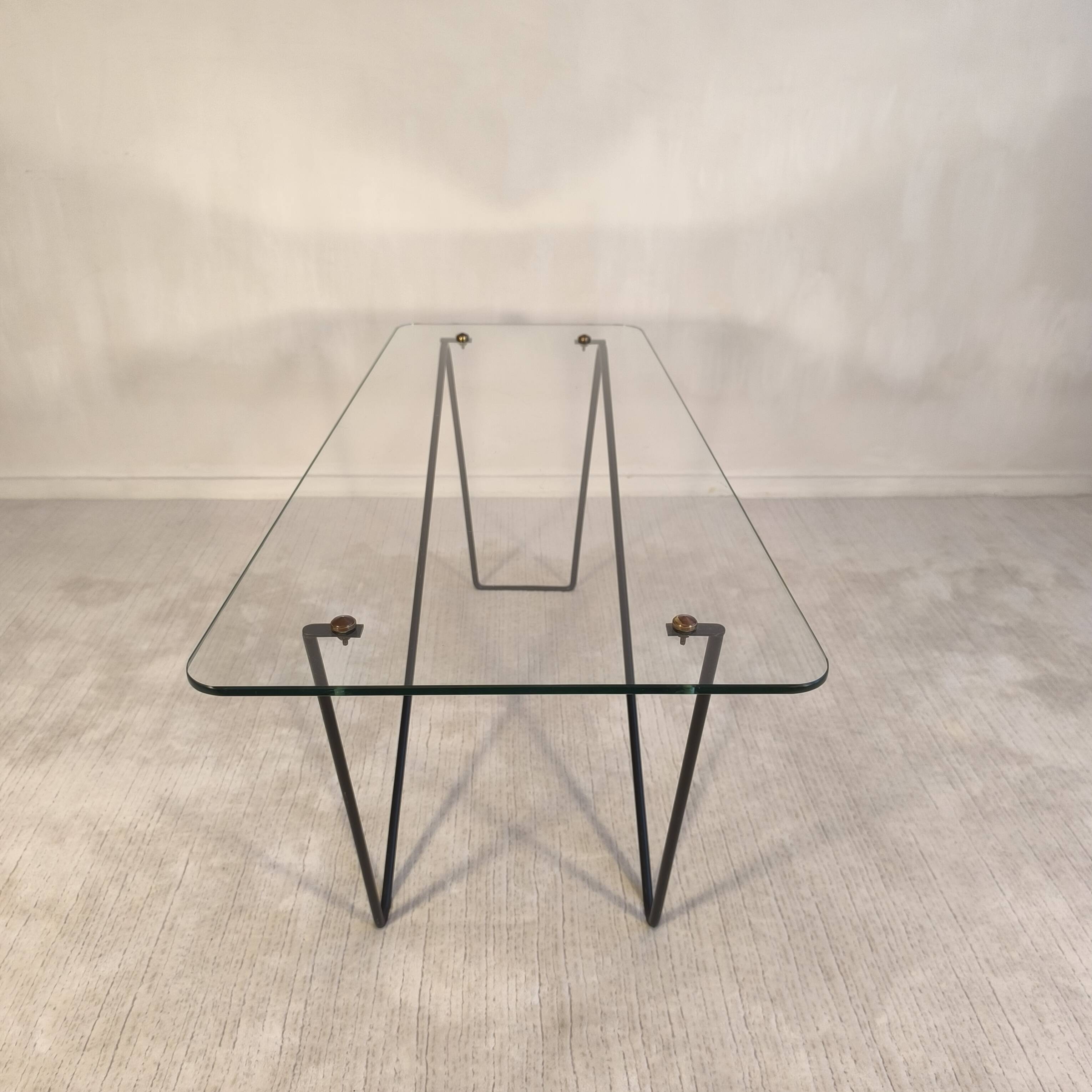 Superb asymmetrical coffee table AIRBORNE 1950s glass and lacquered metal.