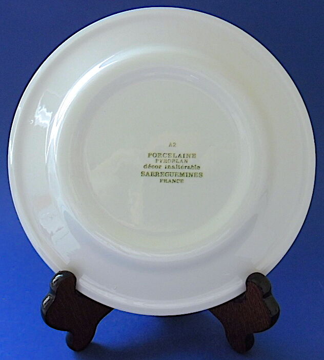 Suite de douze assiettes à dessert en porcelaine