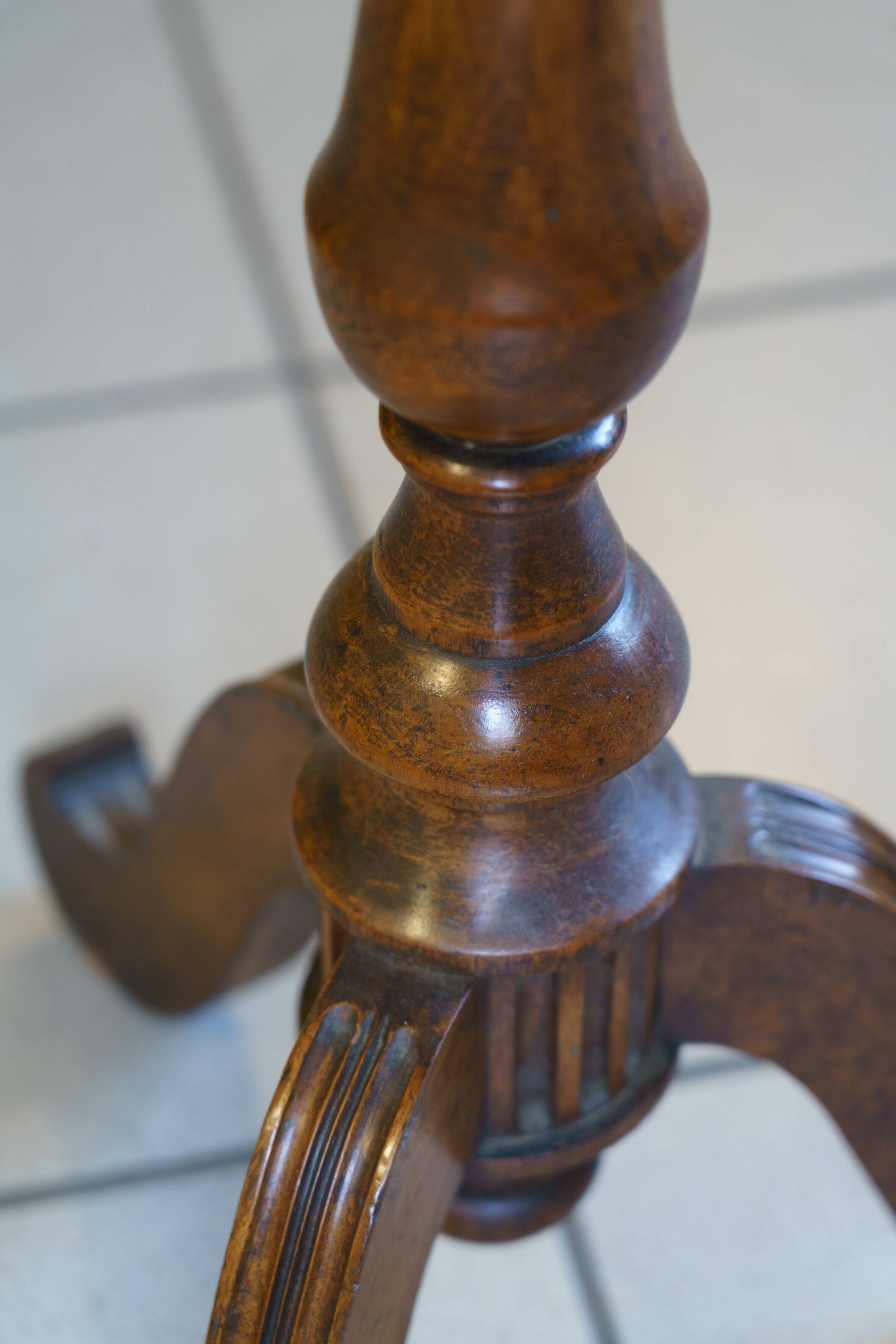 Napoleon III pedestal table in solid walnut